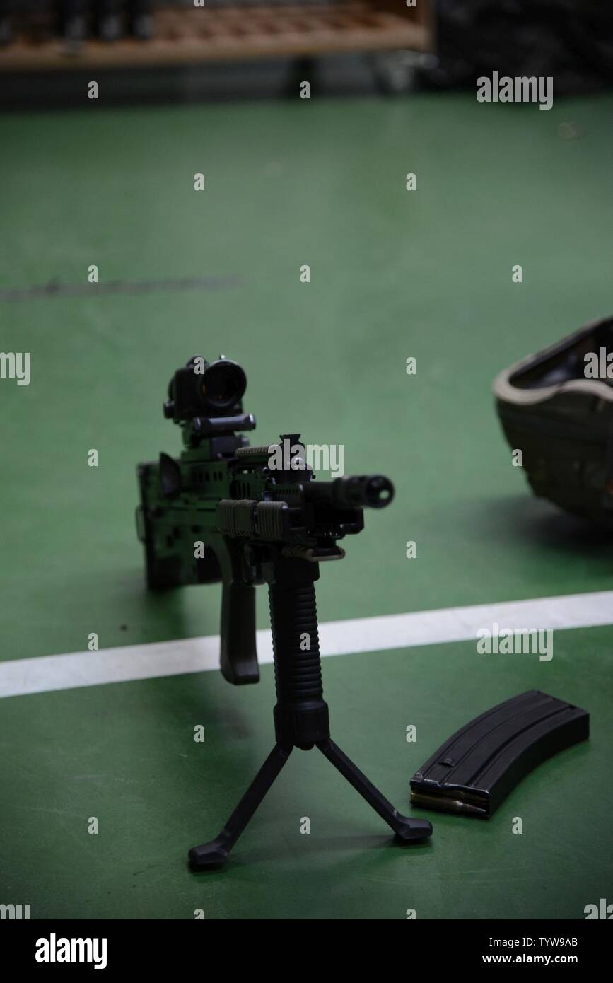 Blick auf L 85 A2 Gewehr während der Kalibrierung der Britischen Streitkräfte, die an die lokalen Einheiten zugeordnet, an den Training Support Center Benelux 25 m Reichweite im Innenbereich, in Chièvres Air Base, Belgien, November 30, 2016. Die britischen Truppen unter Aufsicht der britischen Joint European Training Team geschult Stockfoto