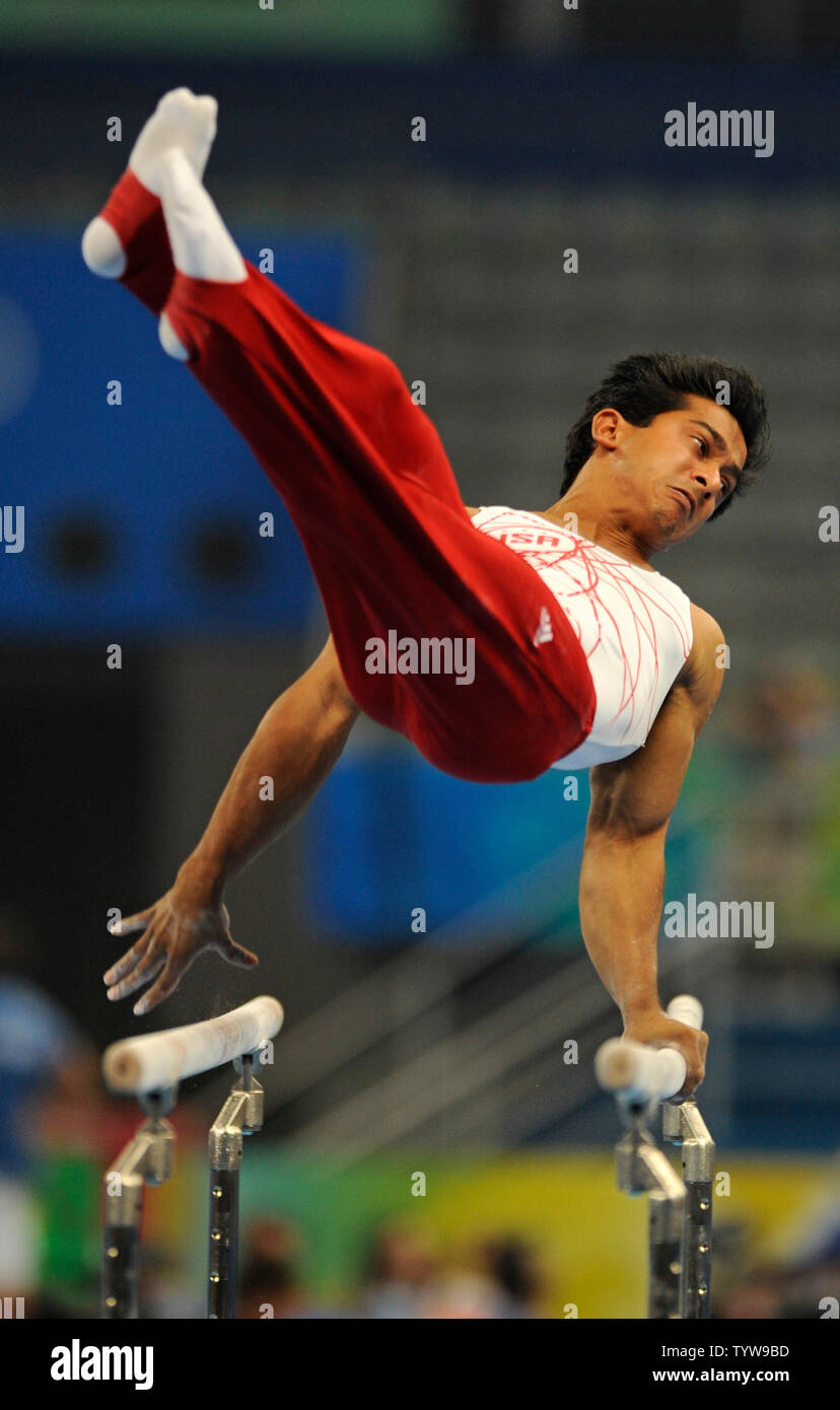 American gymnast Raj Bhavsar, eine Goldmedaille hoffnungsvoll, führt auf der parallel Bars bei einem Podium Ausbildung an der National Indoor Stadium, 6. August 2008, in Peking, China. Die Eröffnungsfeier der Olympischen Spiele in Peking wird am 8. August. (UPI Foto/Mike Theiler) Stockfoto