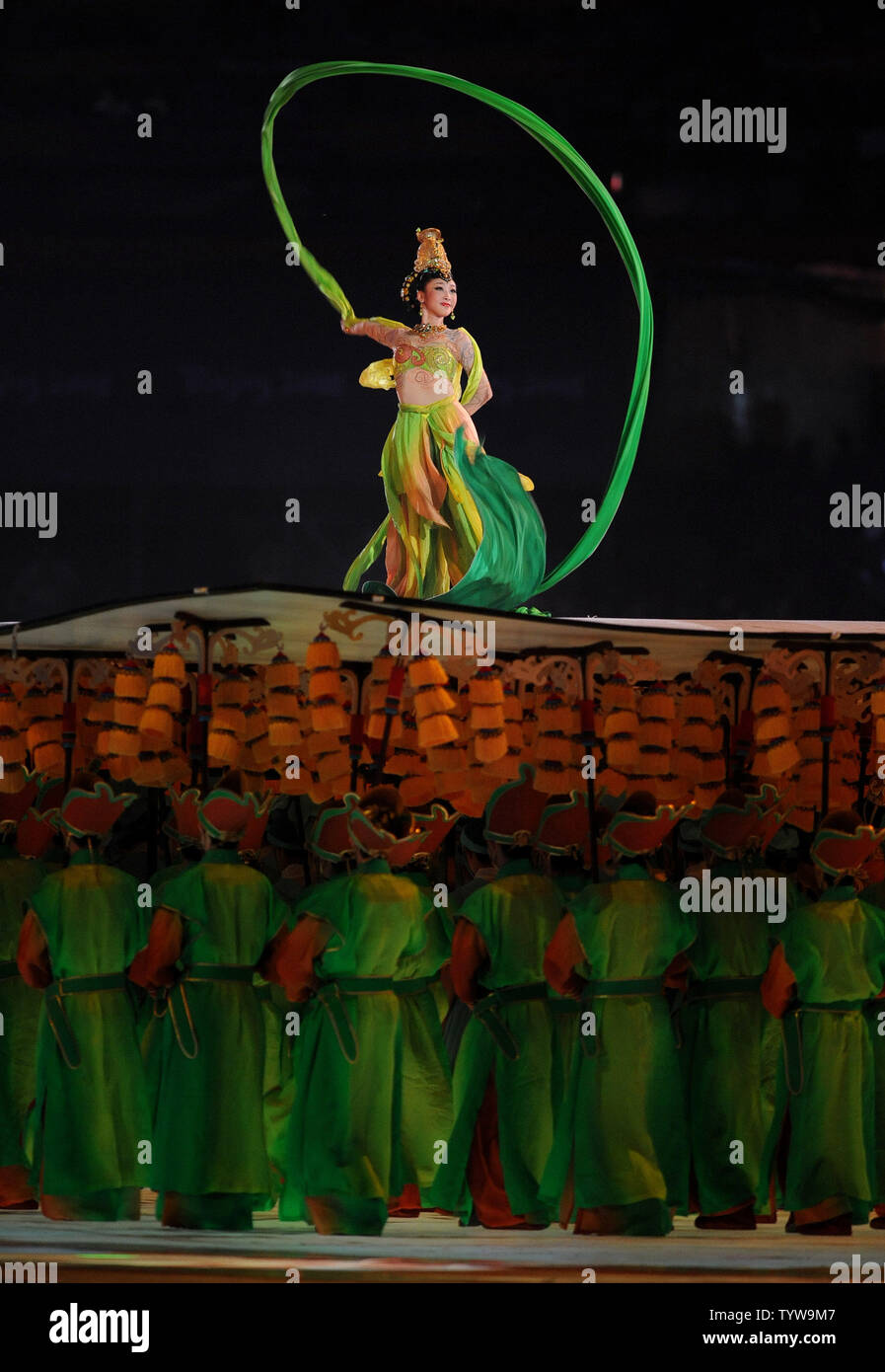 Animateure führen Sie während der Eröffnungszeremonie für die Olympischen Sommerspiele 2008 in Peking, China, am 8. August 2008. (UPI Foto/Roger L. Wollenberg) Stockfoto