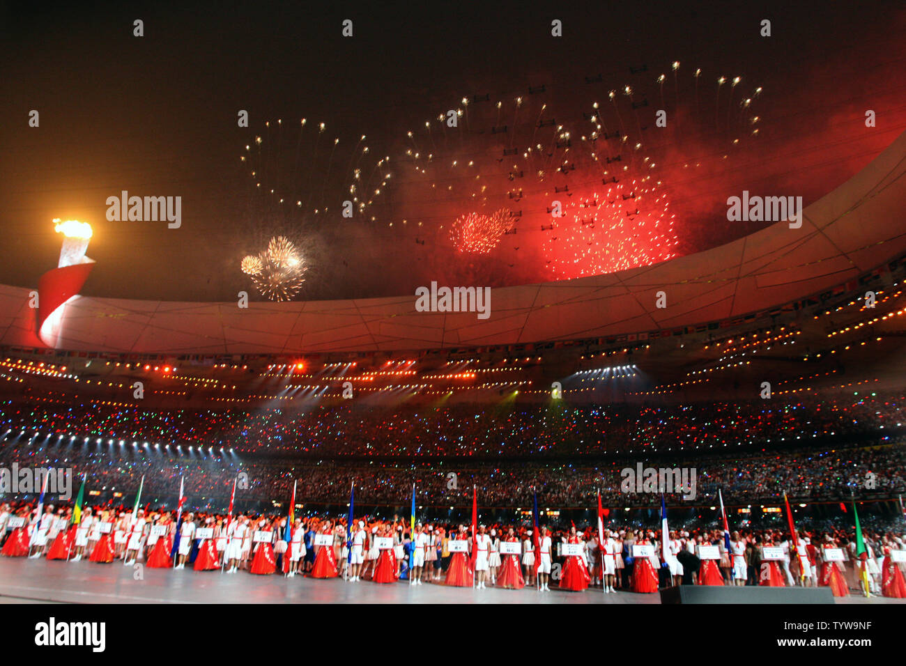 Feuerwerk in der Form der Olympischen Ringe über das National Stadium während der Eröffnungsfeier explodieren für die Olympischen Sommerspiele 2008 in Peking, China, am 8. August 2008. (UPI Foto/Terry Schmitt) Stockfoto