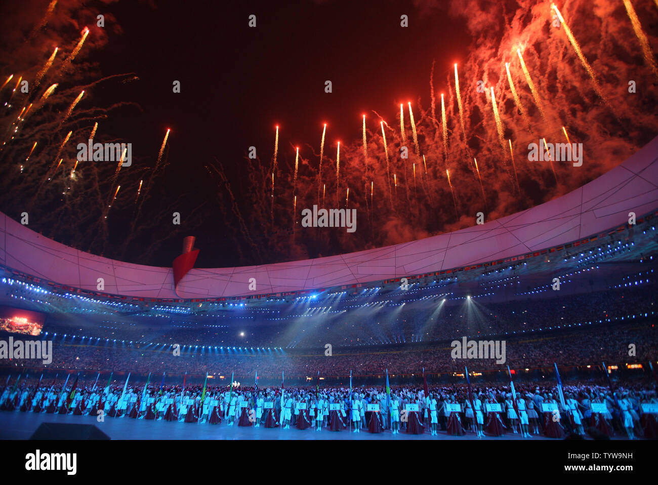Feuerwerk über dem Nationalen Stadion während der Eröffnungsfeier explodieren bei den Olympischen Sommerspielen 2008 in Peking, China, am 8. August 2008. (UPI Foto/Terry Schmitt) Stockfoto