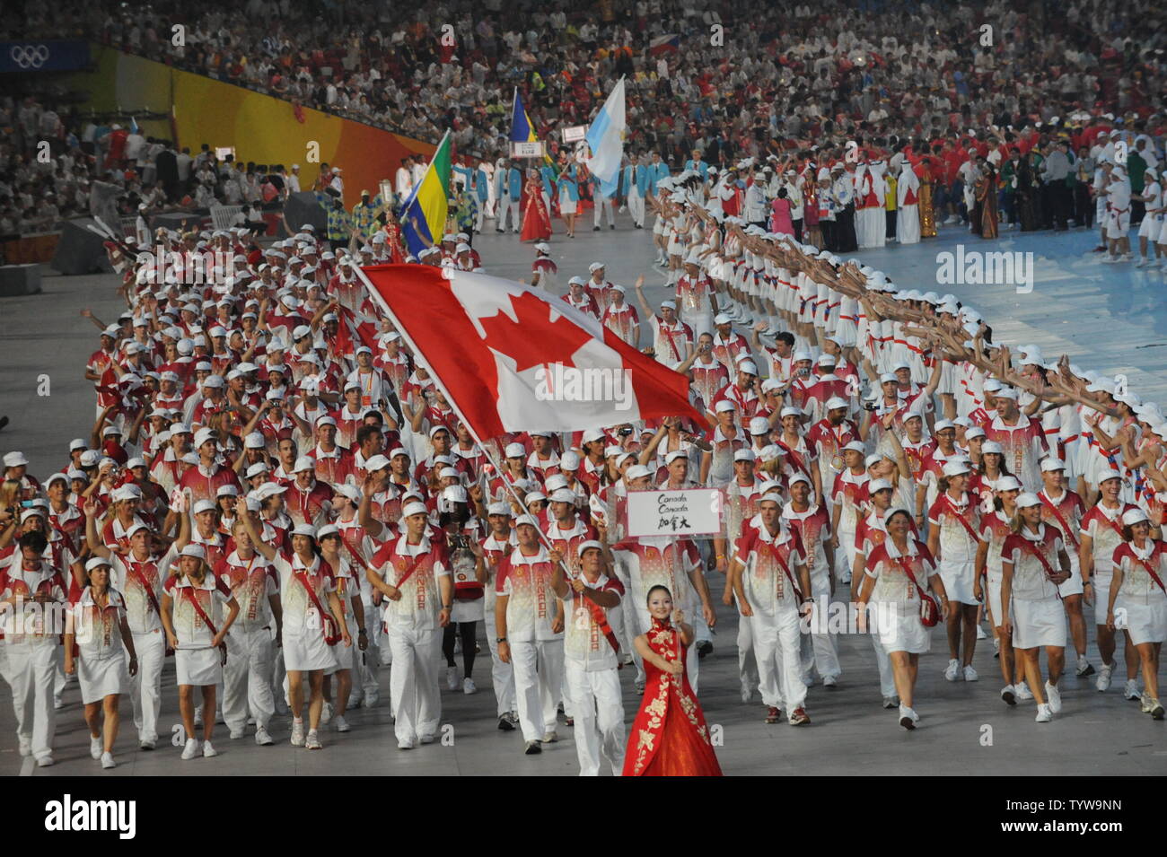 Der kanadische olympische Mannschaft marschiert in National Stadium, auch genannt der Bird's Nest, während der Eröffnungszeremonie für die Olympischen Sommerspiele 2008 in Peking, China, am 8. August 2008. (UPI Foto/Pat Benic) Stockfoto