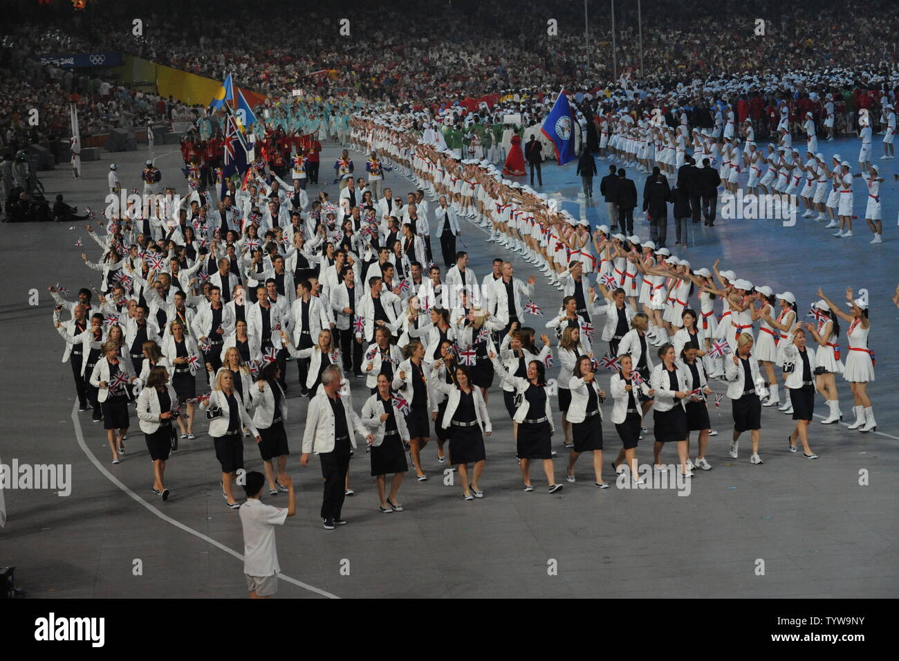 Die britische olympische Mannschaft marschiert in National Stadium, auch genannt der Bird's Nest, während der Eröffnungszeremonie für die Olympischen Sommerspiele 2008 in Peking, China, am 8. August 2008. (UPI Foto/Pat Benic) Stockfoto