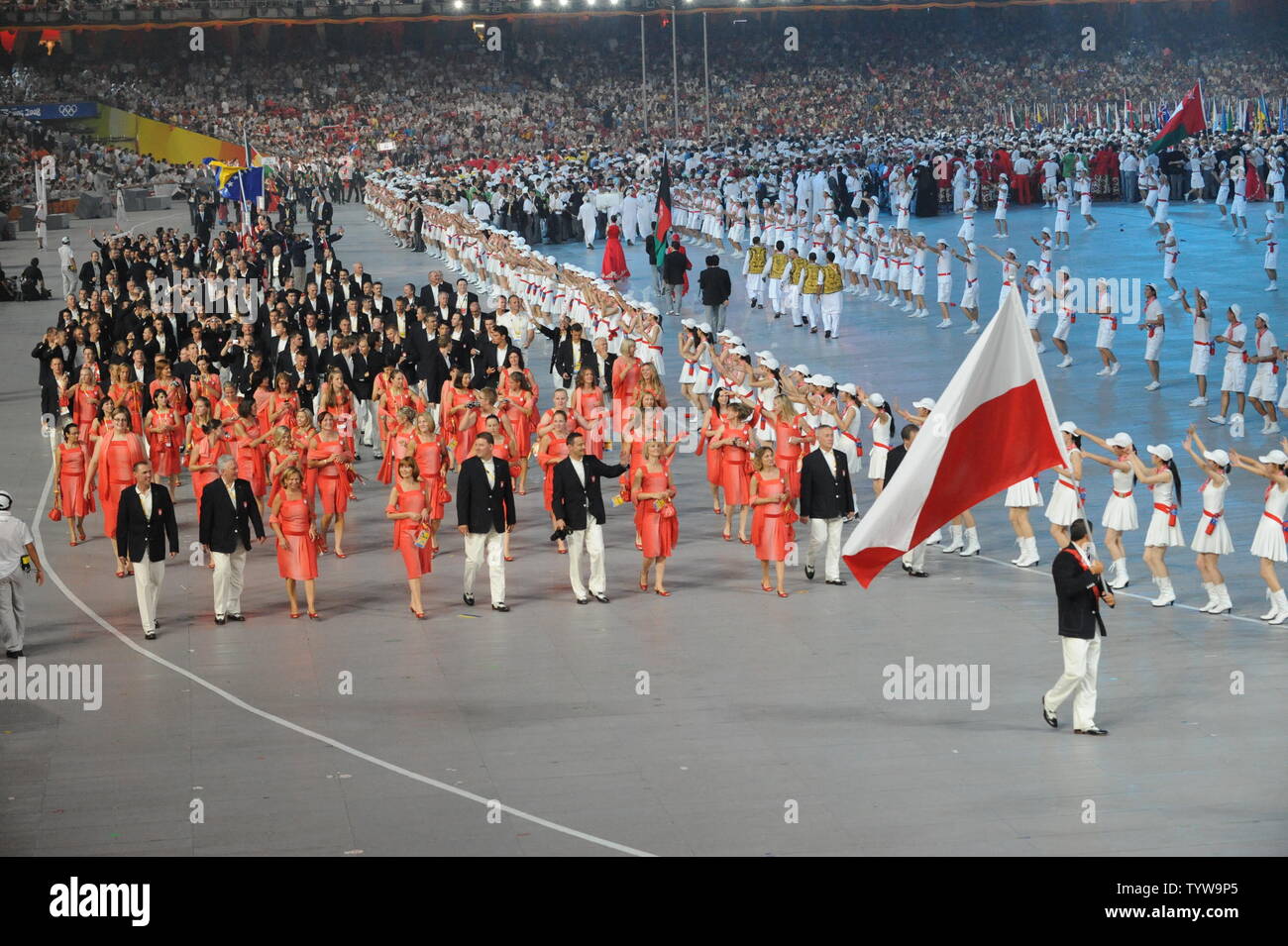 Das Polnische Olympische Mannschaft marschiert in National Stadium, auch genannt der Bird's Nest, während der Eröffnungszeremonie für die Olympischen Sommerspiele 2008 in Peking, China, am 8. August 2008. (UPI Foto/Pat Benic) Stockfoto