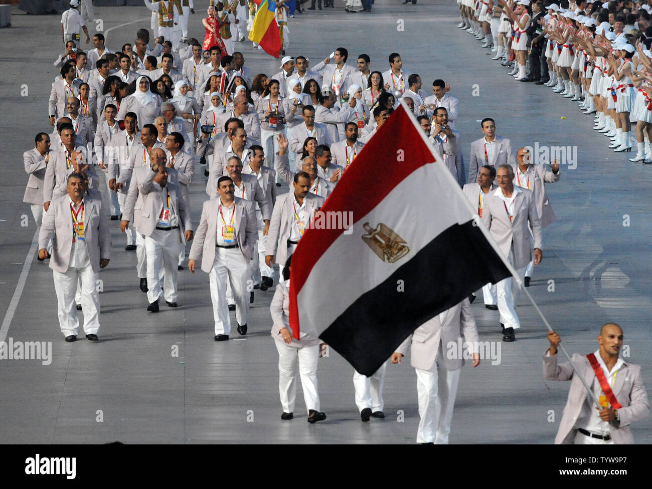 Die Ägyptische olympische Mannschaft marschiert in National Stadium, auch genannt der Bird's Nest, während der Eröffnungszeremonie für die Olympischen Sommerspiele 2008 in Peking, China, am 8. August 2008. (UPI Foto/Pat Benic) Stockfoto