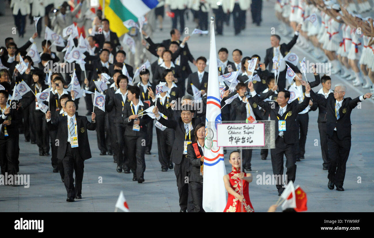 Die Chinese Taipei olympische Mannschaft marschiert hinter der Olympischen Fahne in National Stadium, auch genannt der Bird's Nest, während der Eröffnungszeremonie für die Olympischen Sommerspiele 2008 in Peking, China, am 8. August 2008. (UPI Foto/Pat Benic) Stockfoto
