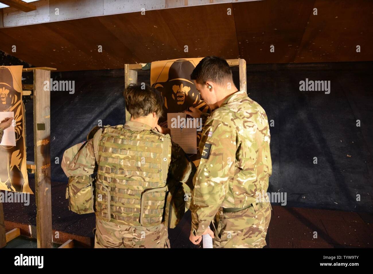 Mitglieder der Britischen Streitkräfte, die zu den lokalen Einheiten zugeordnet, während der L 85 A2 rifle Kalibrierung bei der Schulung Support Center Benelux 25 m Reichweite im Innenbereich, in Chièvres Air Base, Belgien, November 30, 2016 überprüfen. Die britischen Truppen unter Aufsicht der britischen Joint European Training Team geschult Stockfoto