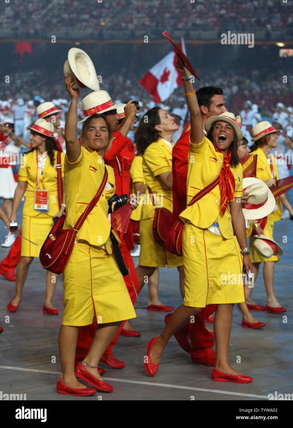 Der kanadische olympische Mannschaft marschiert in der National Stadium während der Eröffnungszeremonie für die Olympischen Sommerspiele 2008 in Peking, China, am 8. August 2008. (UPI Foto/Terry Schmitt) Stockfoto