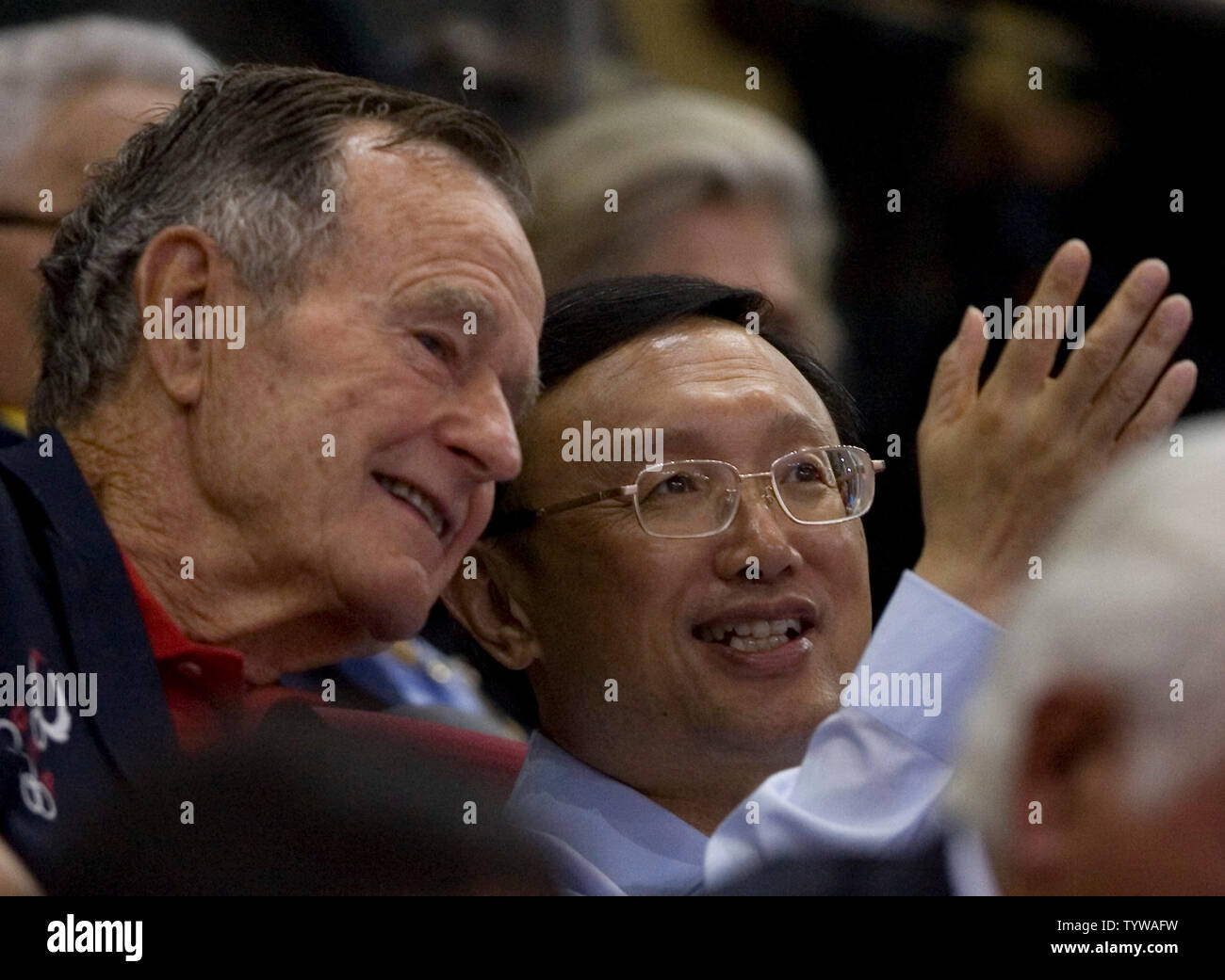 Der frühere US-Präsident George W. Bush, Sr. (L) Gespräche mit dem chinesischen Außenminister Yang Jiechi, während sie in den USA und in China konkurrieren in der Vorrunde des Olympischen Basketball der Männer Wettbewerb in Peking am 10. August 2008. USA gewann 101-70. (UPI Foto/Stephen Rasierer) Stockfoto