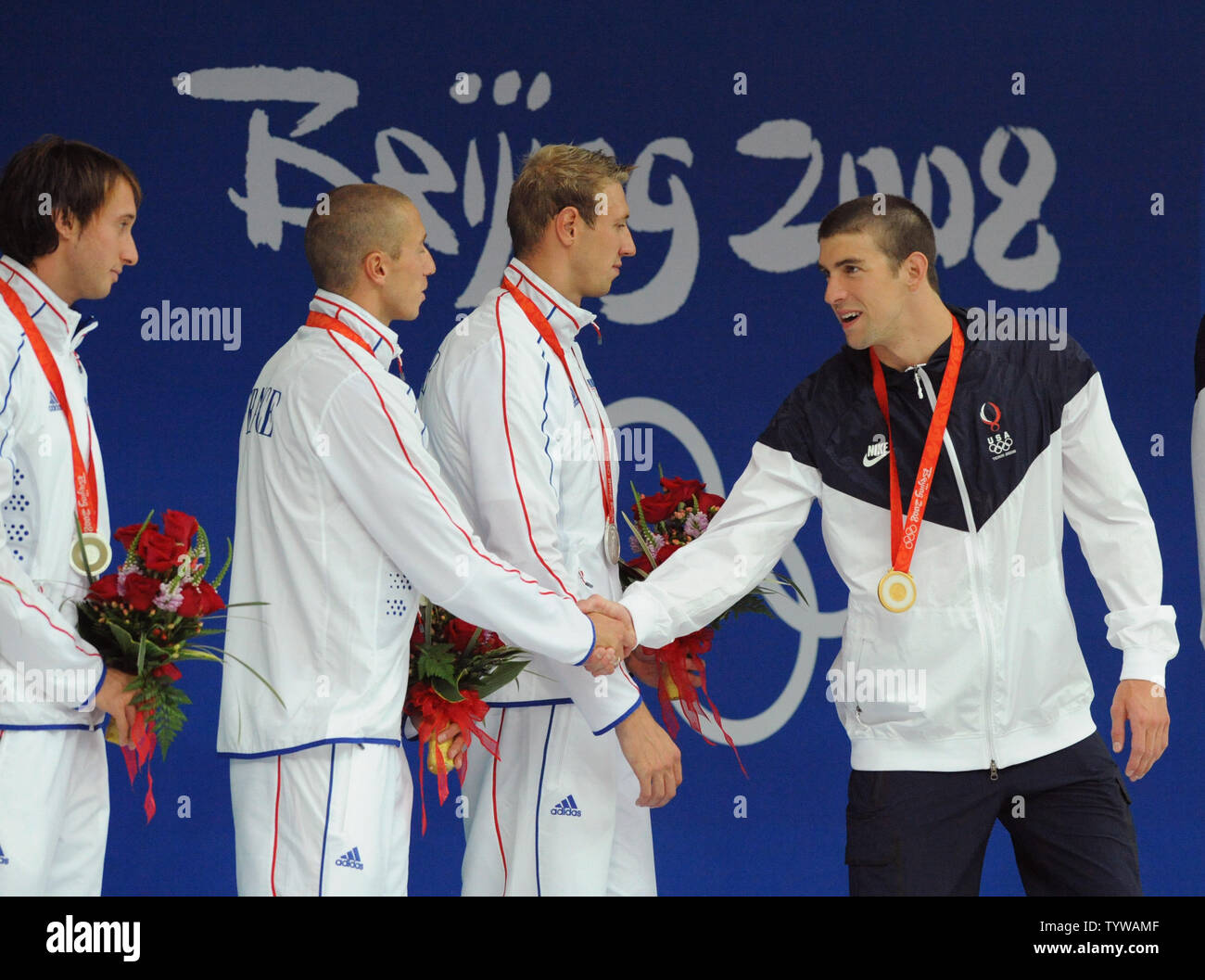 Michael Phelps aus den USA Goldmedaille Mannschaft in der Männer 4 x 100 m Staffel beglückwünscht das französische Team Mitglied während der preisverleihungen im National Aquatics Center bei den Olympischen Sommerspielen in Peking am 11. August 2008. Die Vereinigten Staaten Mannschaft gewann das Gold in Weltrekordzeit von 3:08.24, das französische Team von 0,07 Sekunden klemmt in einem dramatischen Finish. (UPI Foto/Pat Benic) Stockfoto