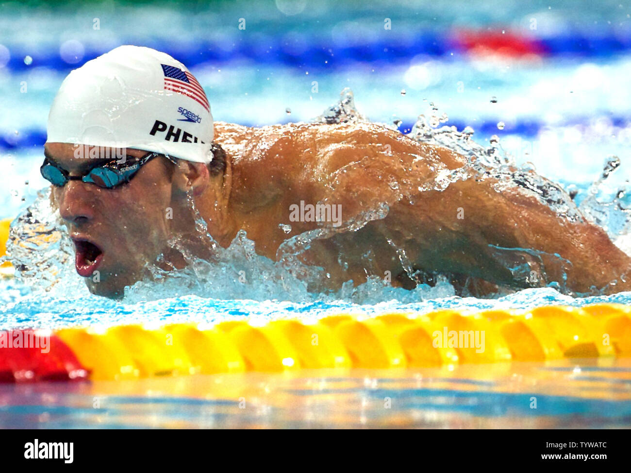 Die UAS Michael Phelps setzt einen olympischen Rekord in der Männer 200 Meter Schmetterling mit einer Zeit von 1:53.70 in heizt am National Aquatic Center (Water Cube) während der Olympischen Sommerspiele 2008 in Peking, China, am 11. August 2008. (UPI Foto/Stephen Rasierer) Stockfoto