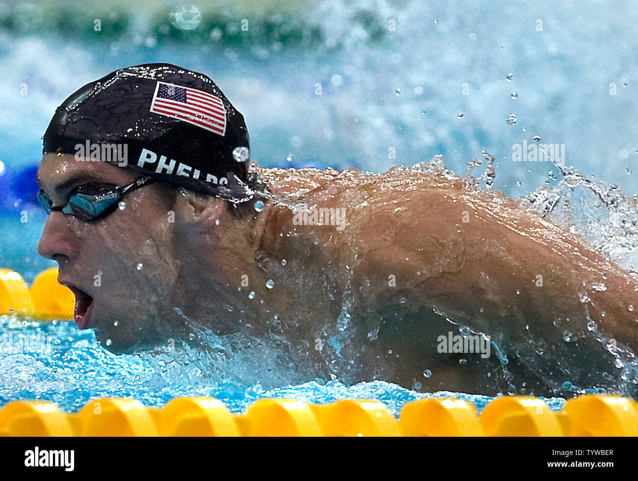 USA Schwimmer Michael Phelps Rennen durch das Wasser auf seinem Weg in eine  Goldmedaille, und ein weltrekord Zeit von 1:52.03, bei den Herren 200 Meter  Schmetterling schwimmen Letzte während der Olympischen Spiele