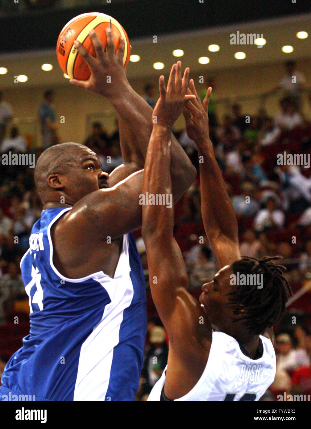 Griechenland Sofoklis Schortsanitis (L) schießt über die USA Chris Bosh  während Basketball Vorrunde der Olympischen Männer Spiel in Peking vom 14.  August 2008. USA gewann 92-69. (UPI Foto/Stephen Rasierer Stockfotografie -  Alamy