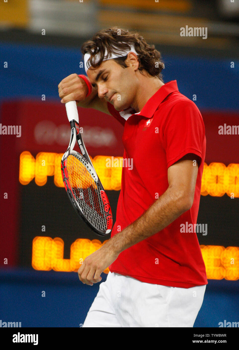 Roger Federer von der Schweiz wischt seine Stirn während des Spielens James Blake der Vereinigten Staaten im Viertelfinale Tennis der Männer bei den Olympischen Spielen 2008 in Peking am 14. August 2008. Die Viertelfinale hatten ein 4 Stunde Regen verzögert. Blake der Samen der Nr. eine umgekippt Federer 6-4, 7-6 (2). (UPI Foto/Terry Schmitt) Stockfoto