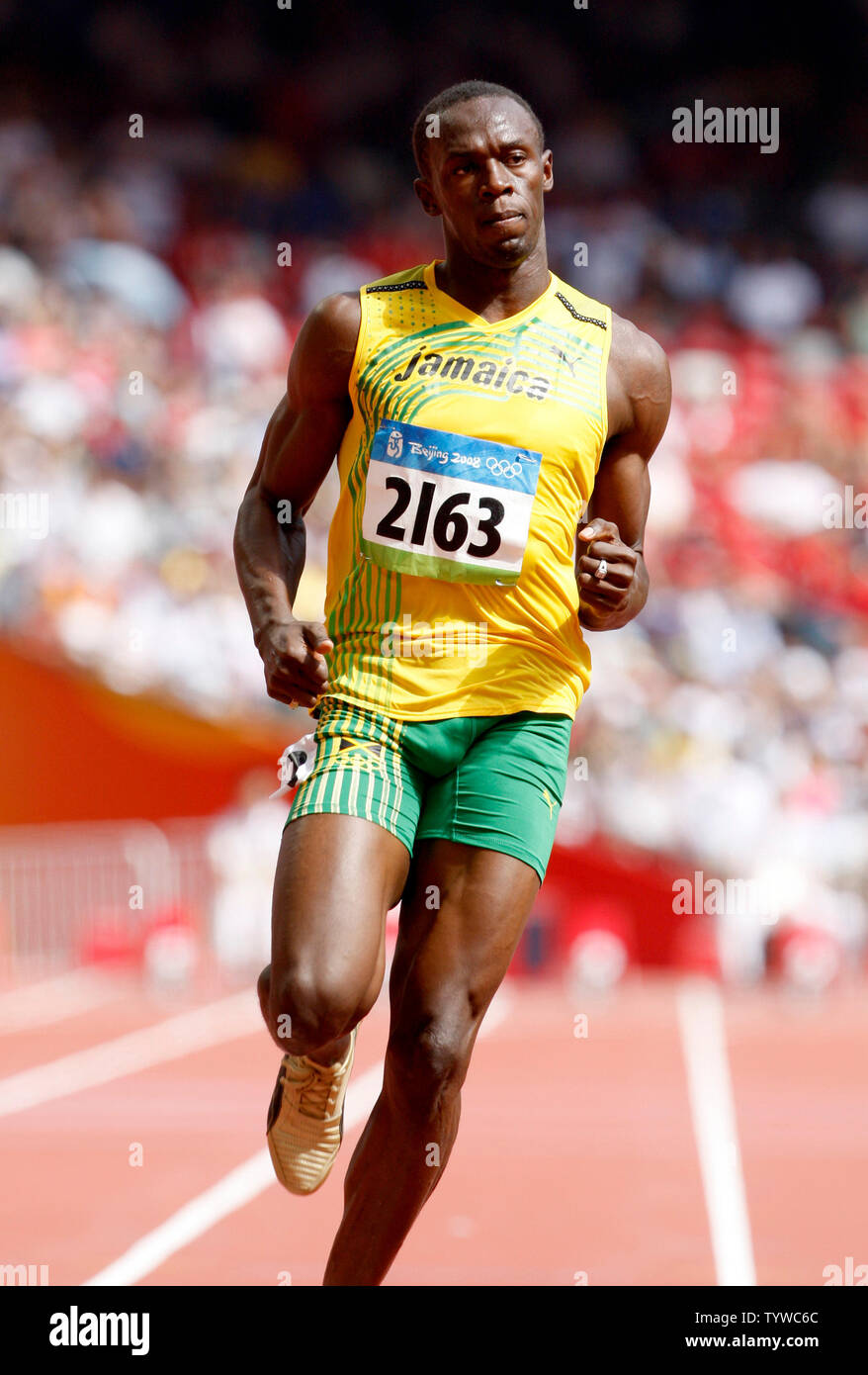 Usain Bolt aus Jamaika beendet ersten in seiner Wärme für die 100 Meter mit einer Zeit von 10.20 Sekunden bei den Olympischen Spielen 2008 in Peking am 15. August 2008. (UPI Foto/Terry Schmitt) Stockfoto