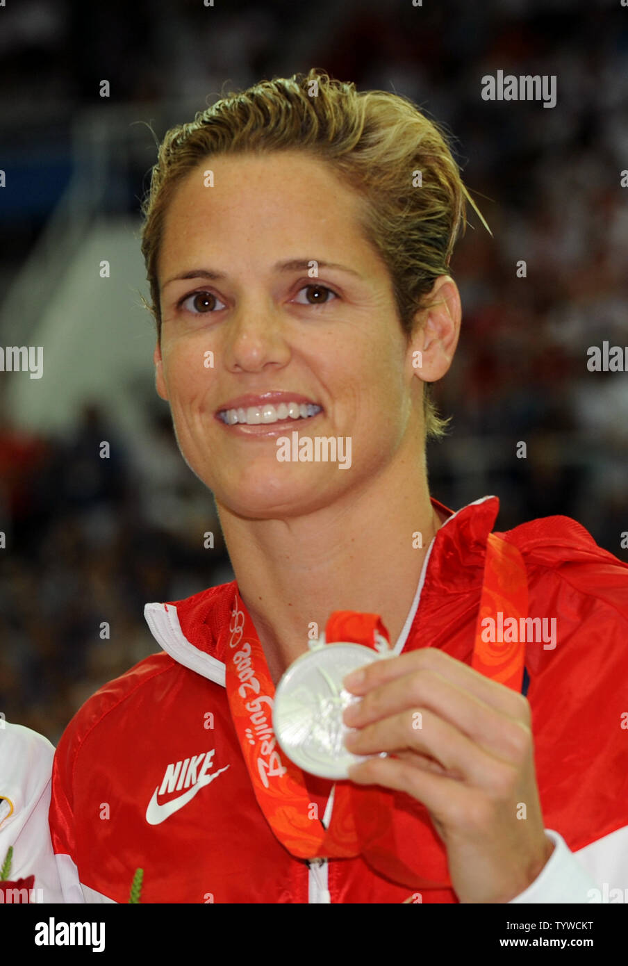 Die USA Dara Torres zeigt ihre silberne Medaille für 50m Freistil der Damen am National Aquatics Center bei den Olympischen Sommerspielen in Peking am 17. August 2008. Torres erhielt die Silbermedaille hinter Goldmedaille Sieger Britta Steffen von Deutschland. (UPI Foto/Pat Benic) Stockfoto