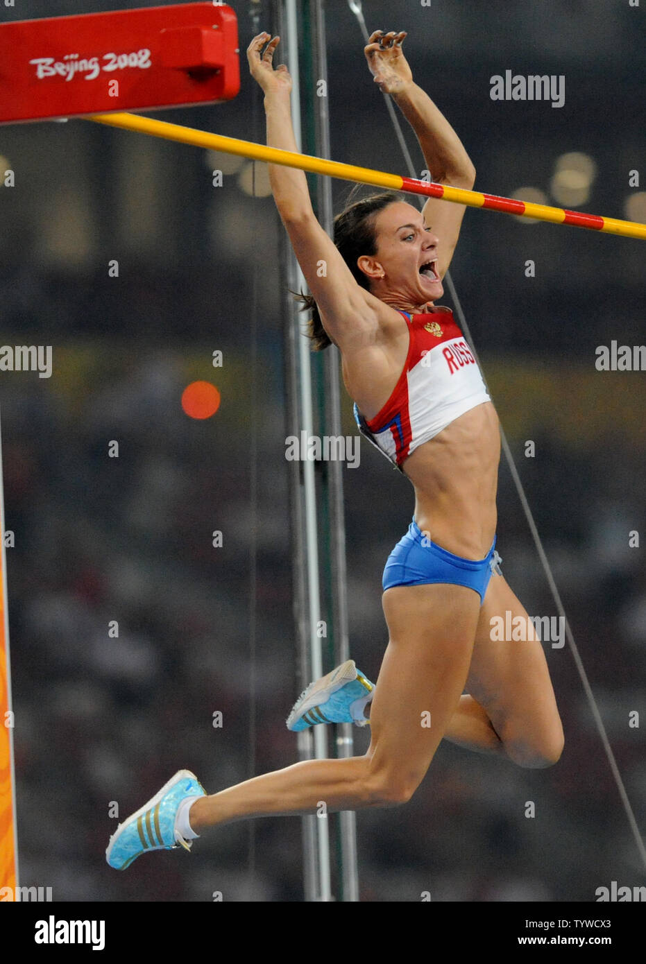 Russlands Elena Isinbaeva löscht die Bar auf 5,05 m (16 Fuß, 7 Zoll) das Gold zu gewinnen und einen neuen Weltrekord im Stabhochsprung der Damen auf dem "Bird's Nest" National Stadium bei den Olympischen Sommerspielen in Peking am 18. August 2008. (UPI Foto/Pat Benic) Stockfoto
