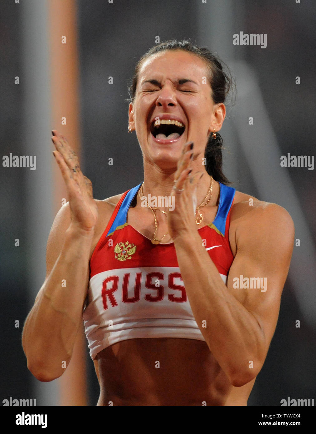 Russlands Elena Isinbaeva klatscht die Hände in Jubel, nachdem Sie die Bar auf 5,05 m (16 Fuß, 7 Zoll) das Gold zu gewinnen gelöscht und einen neuen Weltrekord im Stabhochsprung der Damen auf dem "Bird's Nest" National Stadium bei den Olympischen Sommerspielen in Peking am 18. August 2008. (UPI Foto/Pat Benic) Stockfoto