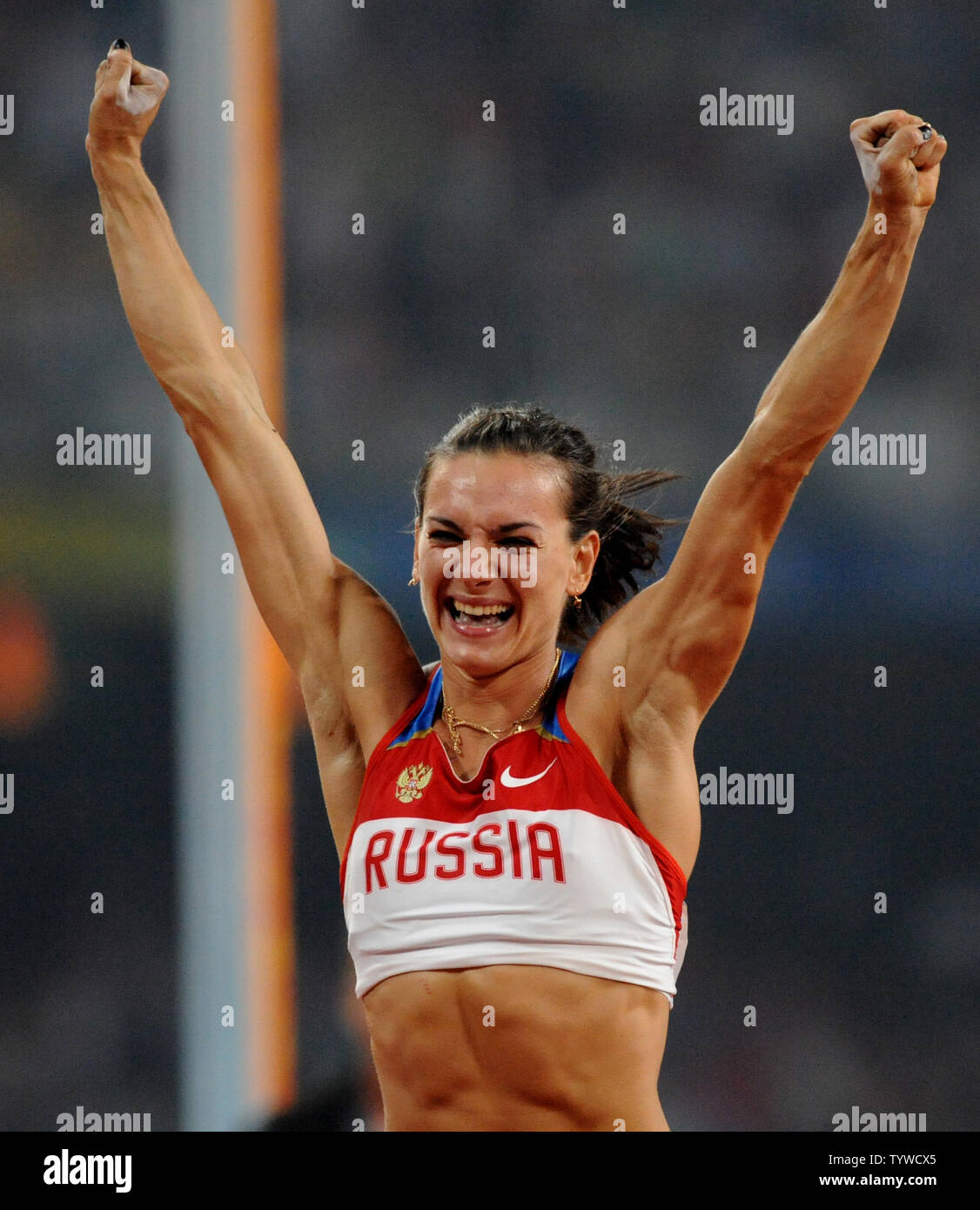 Russlands Elena Isinbaeva wirft die Arme in Jubel, nachdem Sie die Bar auf 5,05 m (16 Fuß, 7 Zoll) das Gold zu gewinnen gelöscht und einen neuen Weltrekord im Stabhochsprung der Damen auf dem "Bird's Nest" National Stadium bei den Olympischen Sommerspielen in Peking am 18. August 2008. (UPI Foto/Pat Benic) Stockfoto