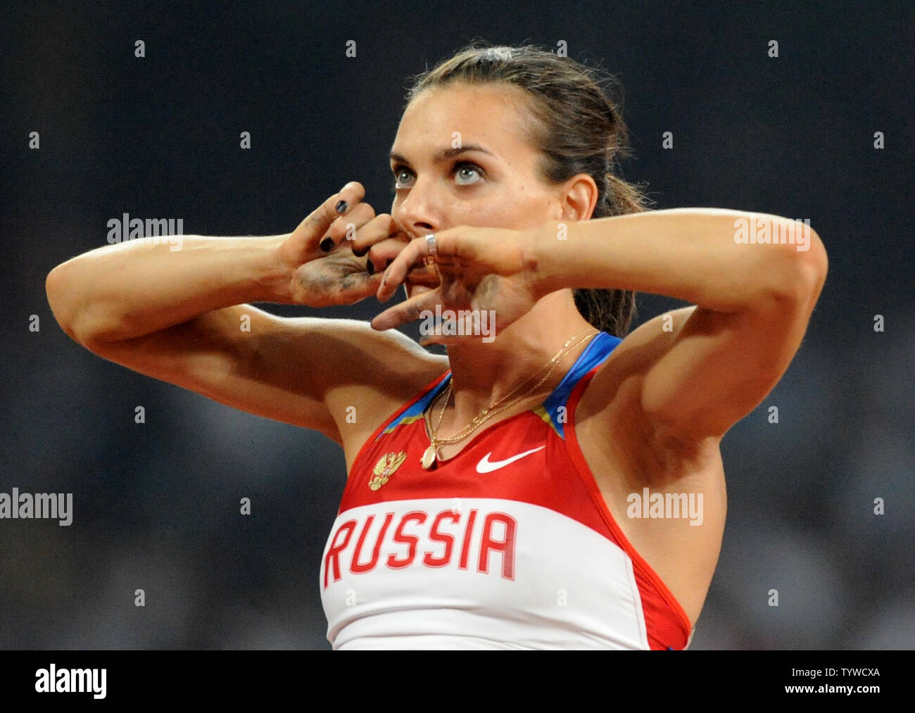 Russlands Elena Isinbaeva sieht in der Wiederholung auf der Anzeigetafel auf einem ausgefallenen Springen am 18. August. 2008. Zu einem späteren springen, sie löschte die Bar auf 5,05 m (16 Fuß, 7 Zoll) das Gold zu gewinnen und einen neuen Weltrekord im Stabhochsprung der Damen auf dem "Bird's Nest" National Stadium bei den Olympischen Sommerspielen in Peking am 18. August 2008. (UPI Foto/Pat Benic) Stockfoto