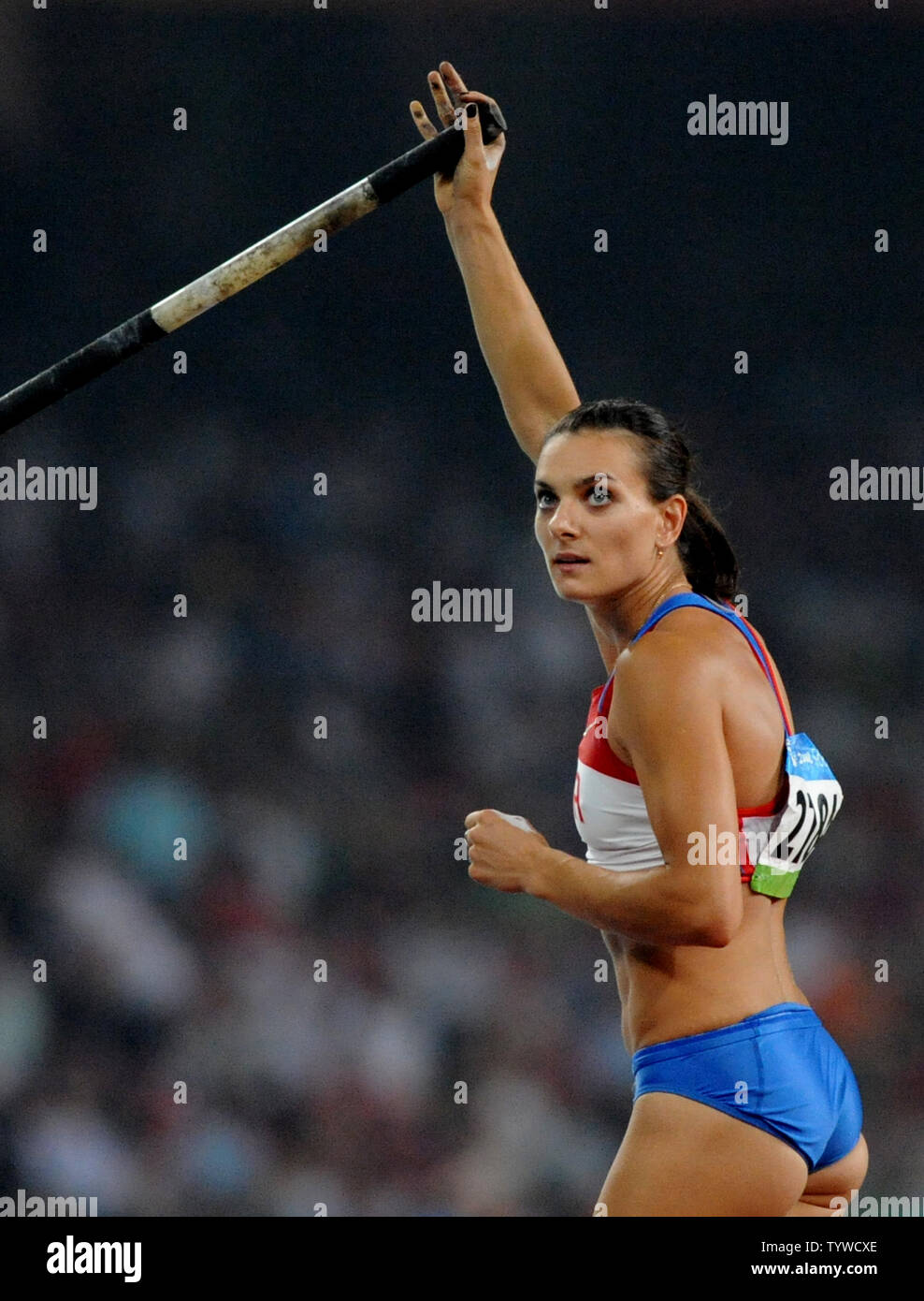 Russlands Elena Isinbaeva schaut auf eine Wiederholung eines gescheiterten springen kurz bevor Sie die Bar auf 5,05 m (16 Fuß, 7 Zoll) das Gold zu gewinnen gelöscht und einen neuen Weltrekord im Stabhochsprung der Damen auf dem "Bird's Nest" National Stadium bei den Olympischen Sommerspielen in Peking am 18. August 2008. (UPI Foto/Pat Benic) Stockfoto