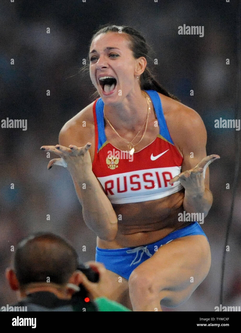 Russlands Elena Isinbaeva schreit in Jubel, nachdem Sie die Bar gelöscht auf 5,05 m (16 Fuß, 7 Zoll) das Gold zu gewinnen und einen neuen Weltrekord im Stabhochsprung der Damen auf dem "Bird's Nest" National Stadium bei den Olympischen Sommerspielen in Peking am 18. August 2008. (UPI Foto/Pat Benic) Stockfoto