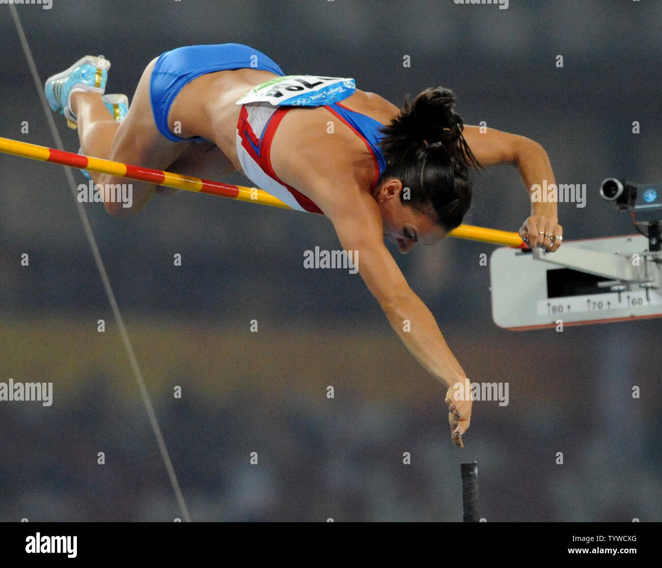 Russlands Elena Isinbaeva löscht die Bar auf 5,05 m (16 Fuß, 7 Zoll) das Gold zu gewinnen und einen neuen Weltrekord im Stabhochsprung der Damen auf dem "Bird's Nest" National Stadium bei den Olympischen Sommerspielen in Peking am 18. August 2008. (UPI Foto/Pat Benic) Stockfoto