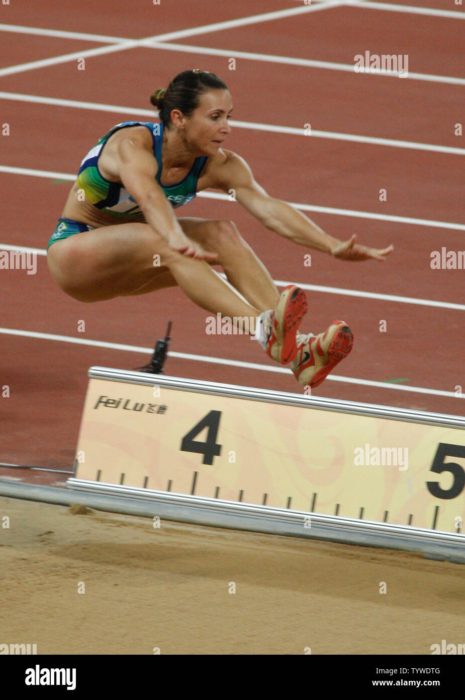 Maurren Higa Maggi von Brasilien (1215) springt 7,04 m lange der Frauen springen Gold bei den Olympischen Sommerspielen 2008 im Nationalstadion in Peking am 22. August 2008 zu gewinnen. (UPI Foto/Terry Schmitt) Stockfoto