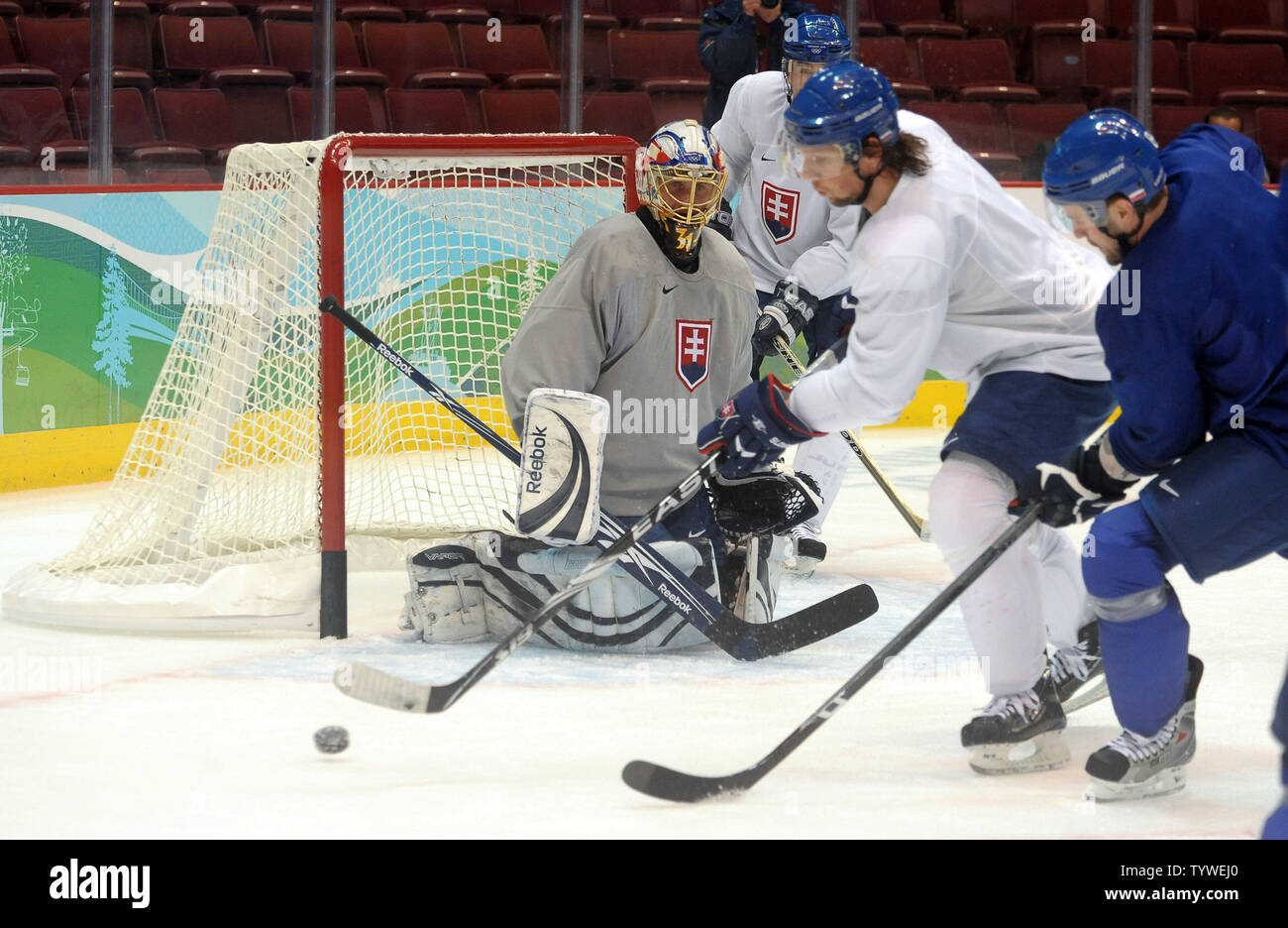 Der Slowakischen Männer Hockey Team Praxis in Canada Hockey Place in Vancouver, Kanada, am 11. Februar 2010. Die Olympischen Spiele werden mit der Eröffnungsfeier am 12. Februar beginnen. UPI/Roger L. Wollenberg Stockfoto