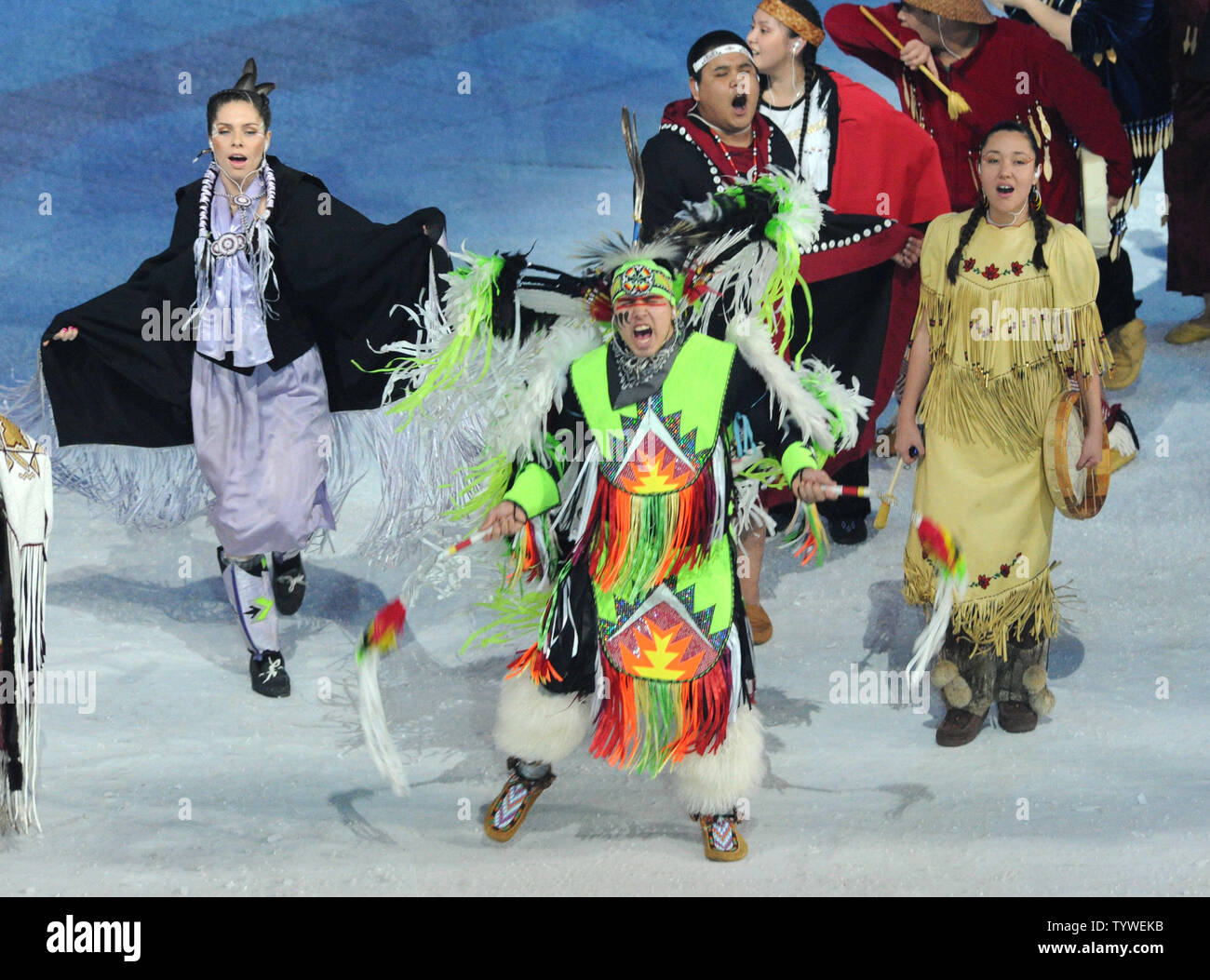 Gebürtiger Kanadier in native Kostüme Tanz während der Eröffnungszeremonie für die Olympischen Winterspiele 2010 im BC Place in Vancouver, Kanada, am 12. Februar 2010. UPI/Pat Benic Stockfoto