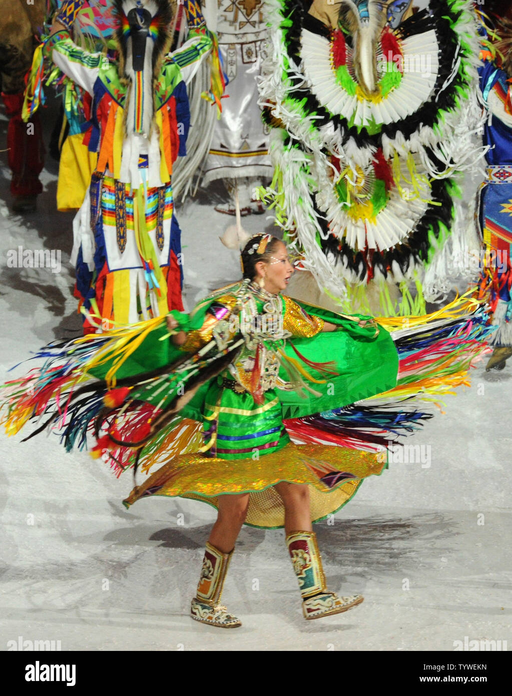 Gebürtiger Kanadier in native Kostüme Tanz während der Eröffnungszeremonie für die Olympischen Winterspiele 2010 Vergangenheit Native Canadiana an BC Place in Vancouver, Kanada, am 12. Februar 2010. UPI/Pat Benic Stockfoto