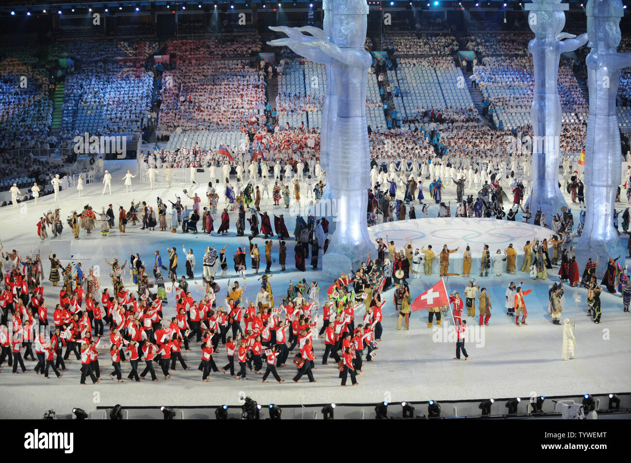 Mitglieder der Schweizer Team geben Sie die Eröffnungszeremonie für die Olympischen Winterspiele 2010 im BC Place in Vancouver, Kanada, am 12. Februar 2010. UPI/Pat Benic Stockfoto