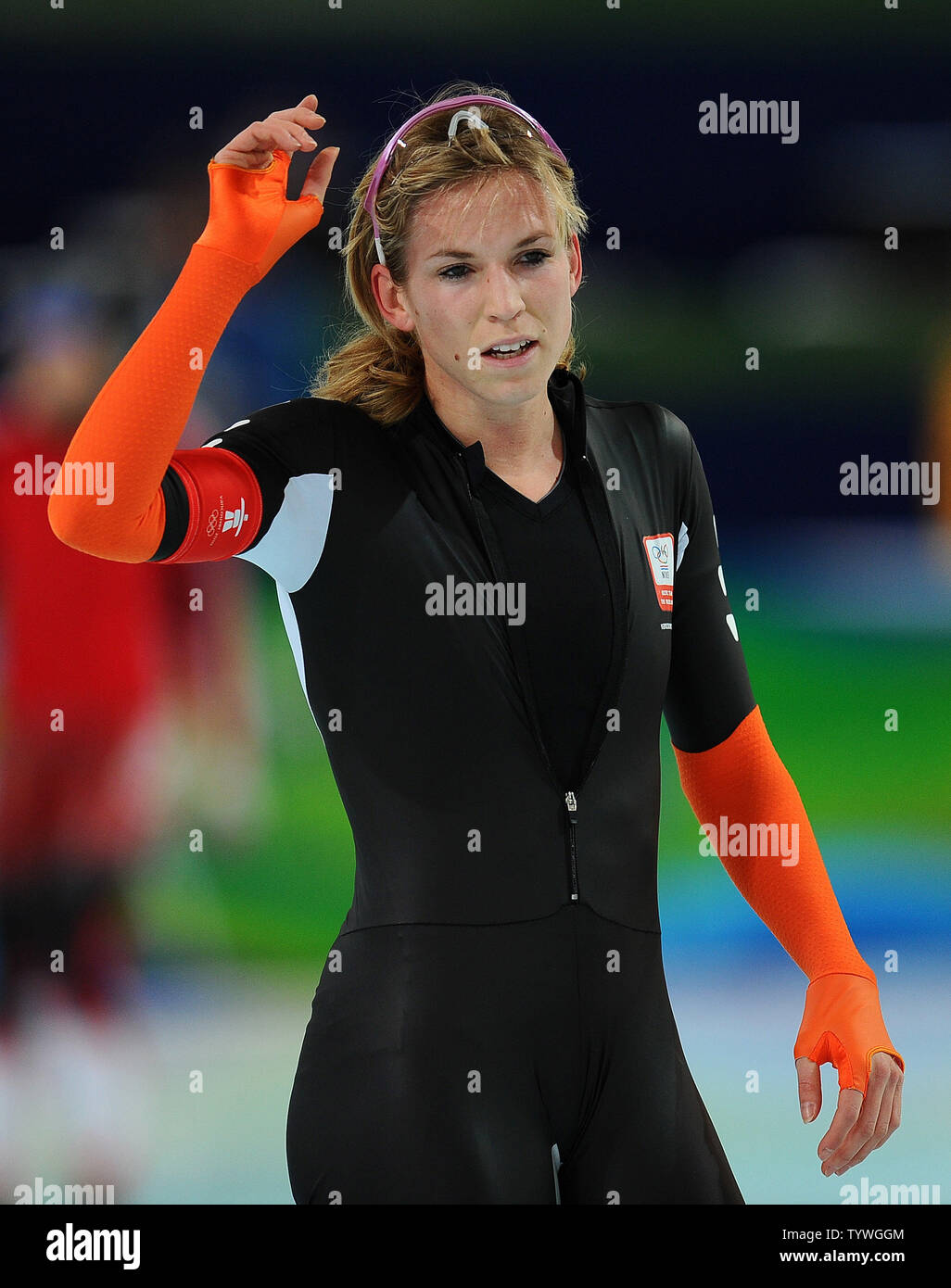 Die Niederlande Annette Gerritsen Wellen Zu Fans Kurz Nach Dem Eislaufen Zur Silbermedaille Bei Den Frauen 1000 Meter Eisschnelllauf Im Richmond Olympic Oval In Vancouver Kanada Wahrend Der Olympischen Winterspiele 2010 Am
