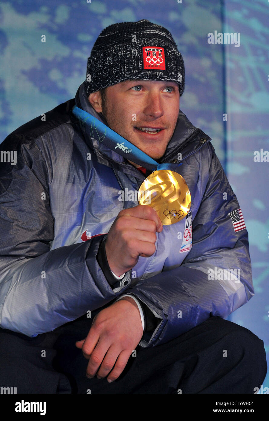 Gold medallist USA Bode Miller stellt mit seiner Medaille während der Siegerehrung für die Men's Super kombiniert während der olympischen Winterspiele von Vancouver 2010 in Whistler, Kanada am 21. Februar 2010. UPI/Kevin Dietsch Stockfoto