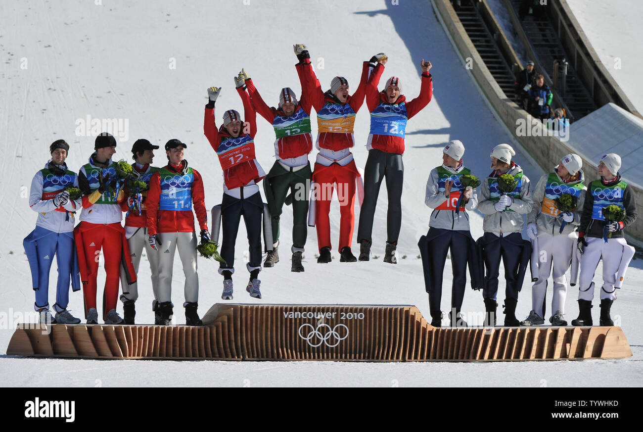 Das österreichische Team feiert nach dem gewinnen Gold bei den Herren Team Ski Jump im Vancouver Winter Olympics 2010 in Whistler, Kanada am 22. Februar 2010. Deutschland (L) Silber, während Norwegen bronze hatte. UPI/Kevin Dietsch Stockfoto
