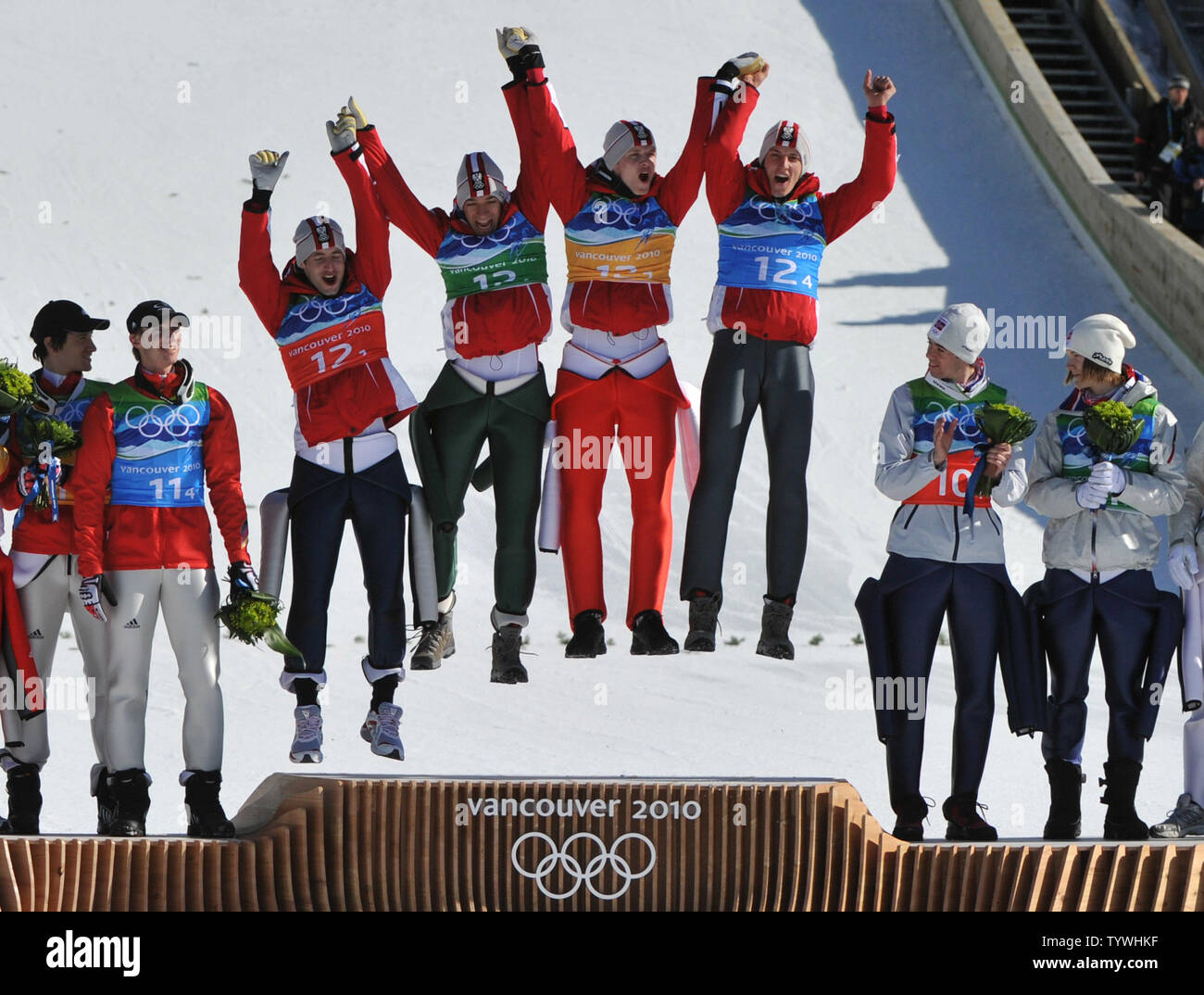 Das österreichische Team feiert nach dem gewinnen Gold bei den Herren Team Ski Jump im Vancouver Winter Olympics 2010 in Whistler, Kanada am 22. Februar 2010. Deutschland (L) Silber, während Norwegen bronze hatte. UPI/Kevin Dietsch Stockfoto