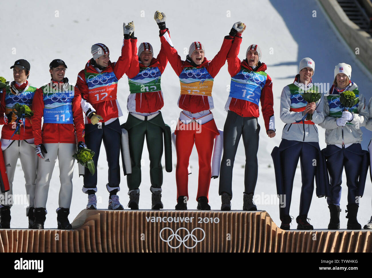 Das österreichische Team feiert nach dem gewinnen Gold bei den Herren Team Ski Jump im Vancouver Winter Olympics 2010 in Whistler, Kanada am 22. Februar 2010. Deutschland (L) Silber, während Norwegen bronze hatte. UPI/Kevin Dietsch Stockfoto