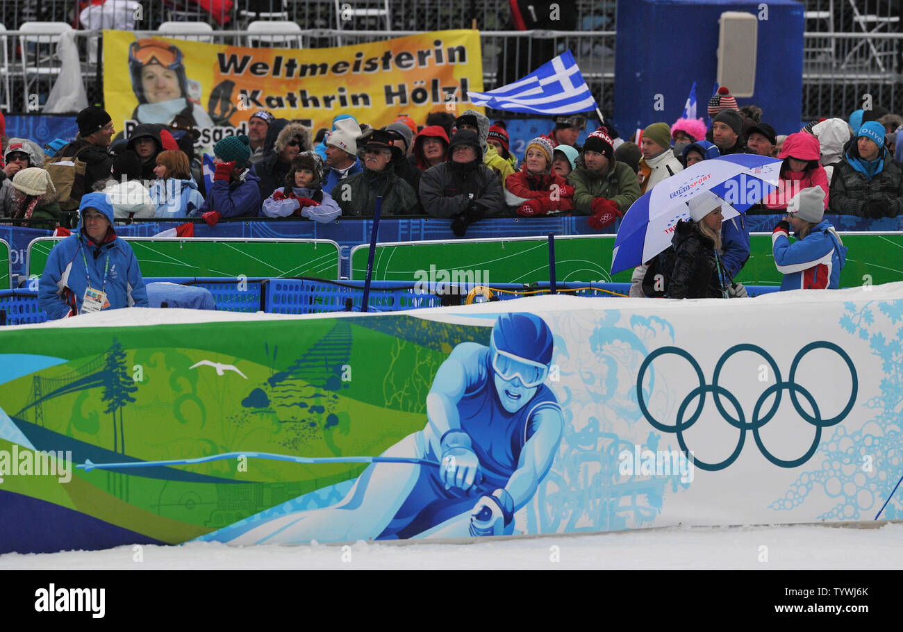 Fans warten, während ein Wetter verzögert der Frauen Riesenslalom bei den Olympischen Winterspielen von Vancouver 2010 in Whistler, Kanada, am 24. Februar 2010. Das Rennen war bis morgen wegen Nebel verschoben. UPI/Kevin Dietsch Stockfoto