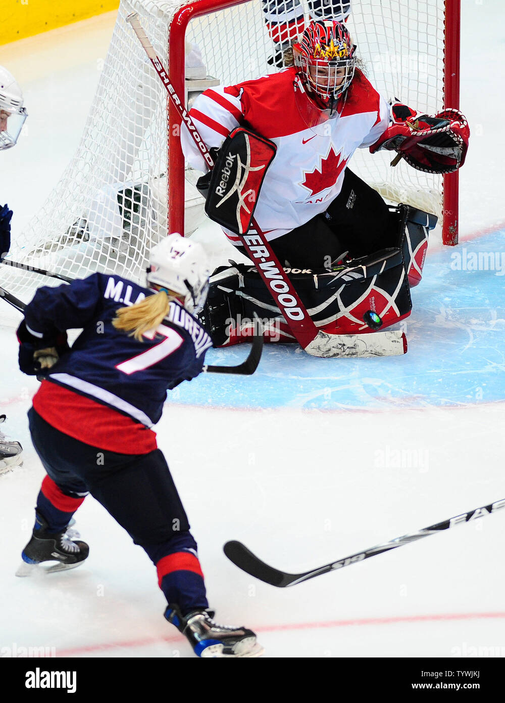 Kanada's Shannon Szabados in USA Monique Lamoureux's Scoring versuchen in der zweiten Periode von Gold der Frauen Medaille Spiel in Canada Hockey Place in Vancouver, Kanada, während der Olympischen Winterspiele 2010 Am 25. Februar 2010. UPI/Roger L. Wollenberg Stockfoto