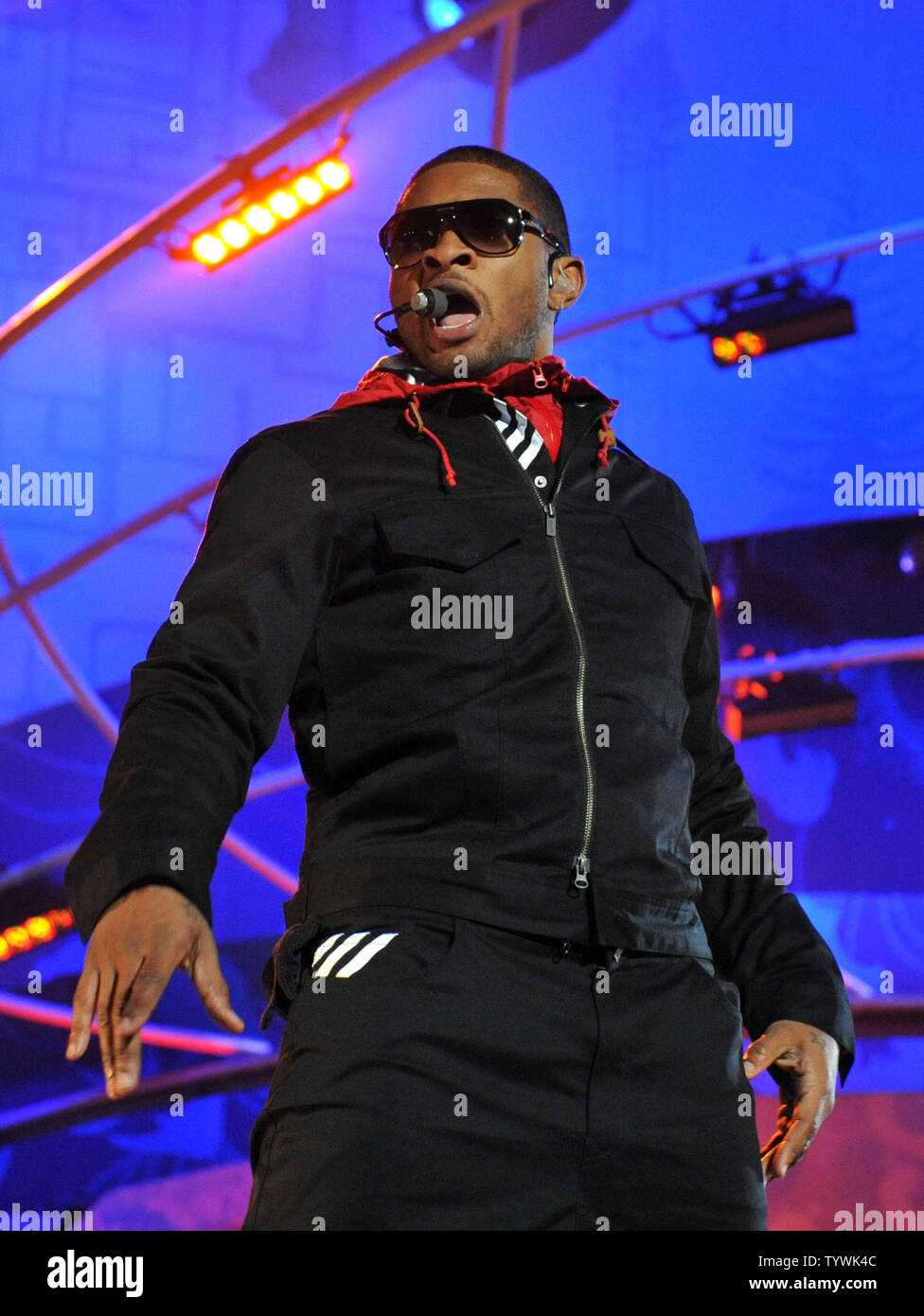 Recording Artist Usher führt bei einer Siegerehrung Während der olympischen Winterspiele von Vancouver 2010 in Whistler, Kanada am 27. Februar 2010. UPI/Kevin Dietsch Stockfoto