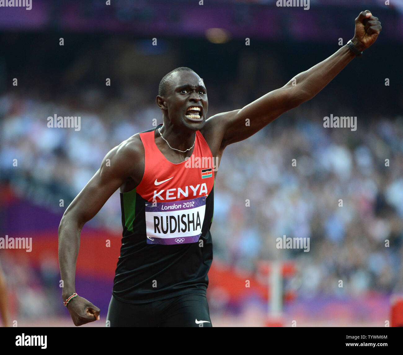 In Kenia ist David Rudisha Lekuta wirft seine Arme in Jubel, als er das Gold gewinnt und setzt einen neuen Weltrekord im 800 m-Finale bei den Olympischen Stadion während der Olympischen Sommerspiele 2012 in London im Olympischen Park in Stratford, London Am 9. August 2012. Seine Zeit: 140.91. Botswana Nijel Amos gewann Silber und Kenias Timothy Kitum gewann Bronze. UPI/Pat Benic Stockfoto