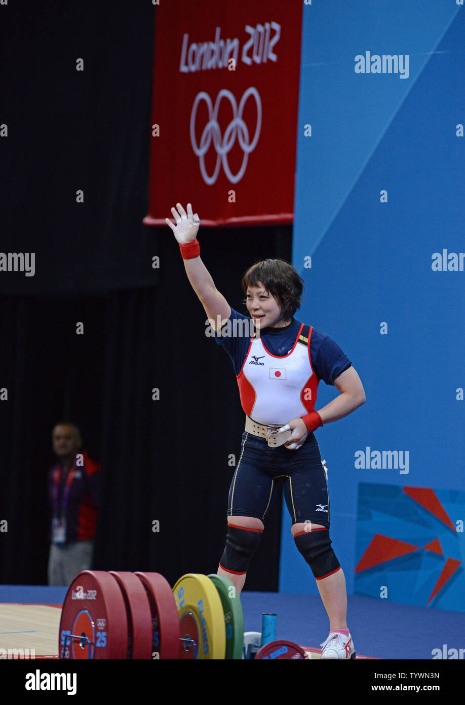 Hiromi Miyake aus Japan feiert in 48 KG Gewichtheben der Frauen am ExCel Ausstellungszentrum an den Olympischen Sommerspielen 2012 in London am 28. Juli in London 2012. Miyake nahm die Silbermedaille in der Veranstaltung. UPI/Terry Schmitt Stockfoto