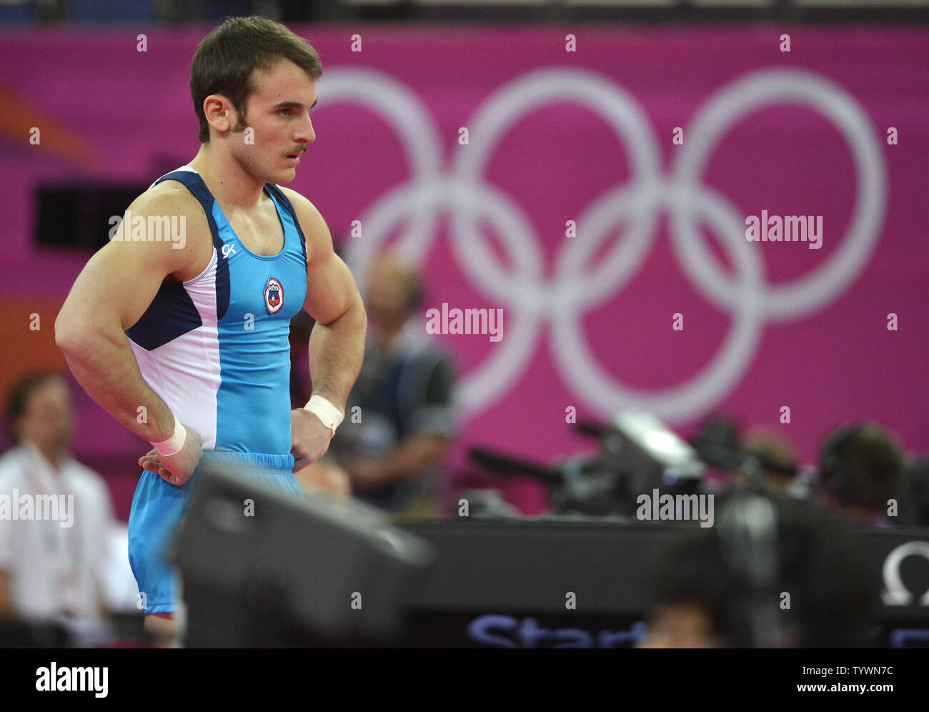 Chiles Tomas Gonzalez wartet, führt seine Routine auf dem Boden Übung während der Gymnastik Qualifikation der Männer an der Greenwich Norden Arena bei den Olympischen Sommerspielen 2012, 28. Juli 2012 in London, England. UPI/Mike Theiler Stockfoto
