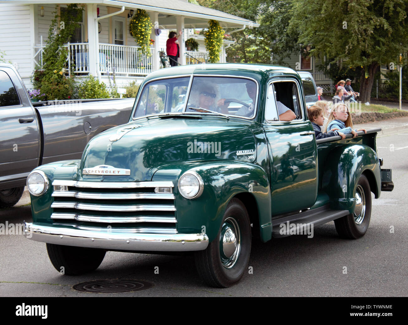 Eine komplett restaurierte Grüne 1951 Chevy Pickup. Stockfoto