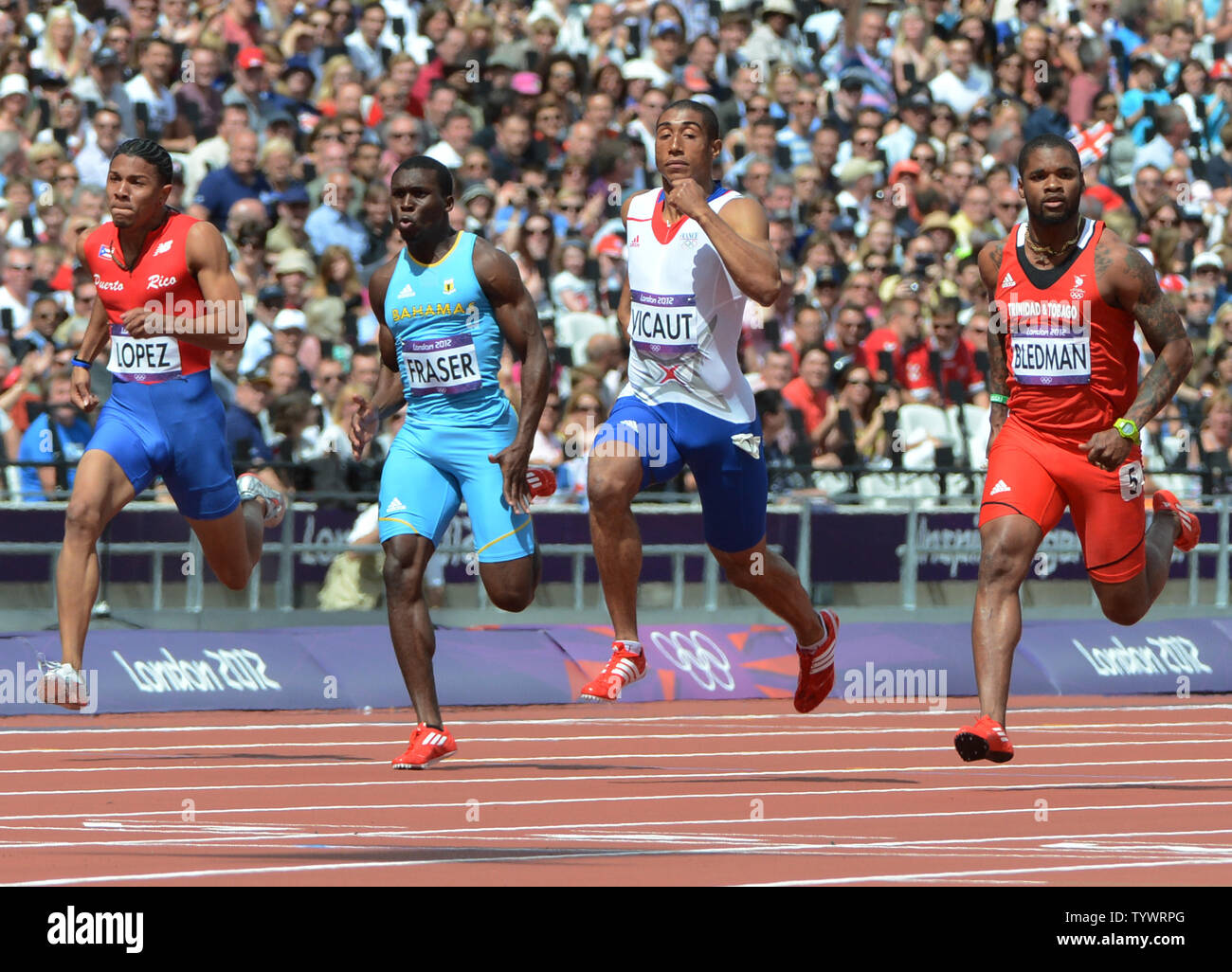 (L - R) Miguel Lopez von Puerto Rico, Warren Fraser der Bahamas, Jimmy Vicaut von Frankreich und Keston Bledman von Trinidad Fliegen hinunter die Schiene in der Männer 100 m bei den Olympischen Stadion der Olympischen Sommerspiele 2012 in London am 4. August 2012 in London. UPI/Terry Schmitt Stockfoto