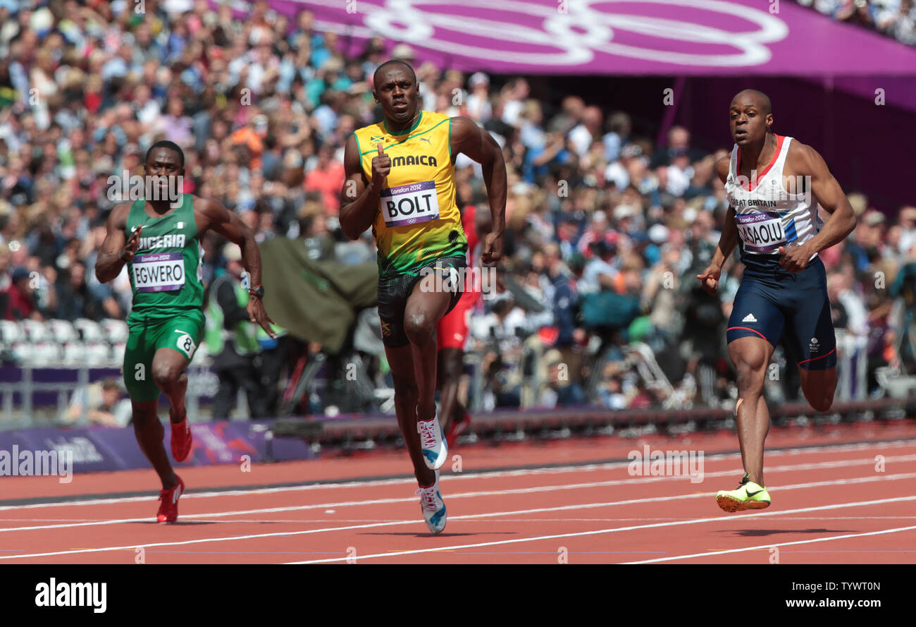 L-R Nigeria Ogho Egwero, Jamaikas Usain Bolt und Großbritanniens James Dasaolu laufen in Runde eins der 100 Meter der Männer am zweiten Tag der Leichtathletik im Olympischen Stadion bei den Olympischen Sommerspielen 2012 in London am 4. August in London 2012. UPI/Hugo Philpott Stockfoto