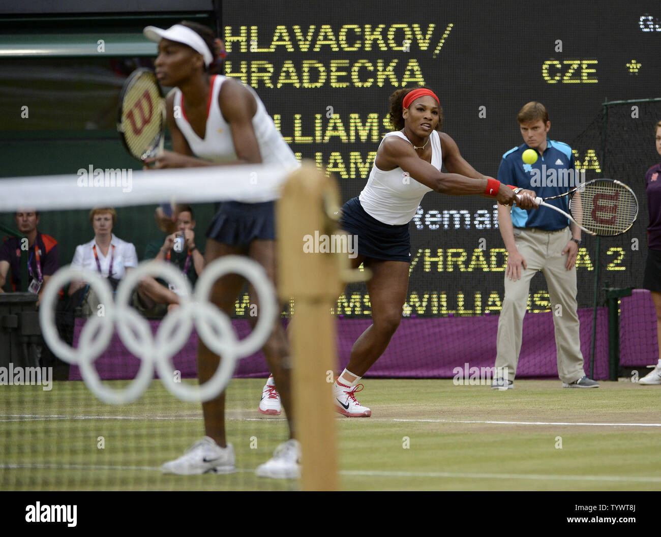 Serena Williams aus den Vereinigten Staaten (R) liefert eine Aufnahme, wie ihre Schwester Venus ihre Gegner Uhren, Andrea Hlavackova und Lucie Hradecka der tschechischen Republik, während die Frauen verdoppelt Goldmedaille Partie Tennis auf die Olympischen Sommerspiele 2012 in London am 5. August 2012 in Wimbledon, London. Die Williams Schwestern besiegt und Hlavackova Hradecka 6-4, 6-4, um die Goldmedaille zu gewinnen. UPI/Brian Kersey Stockfoto