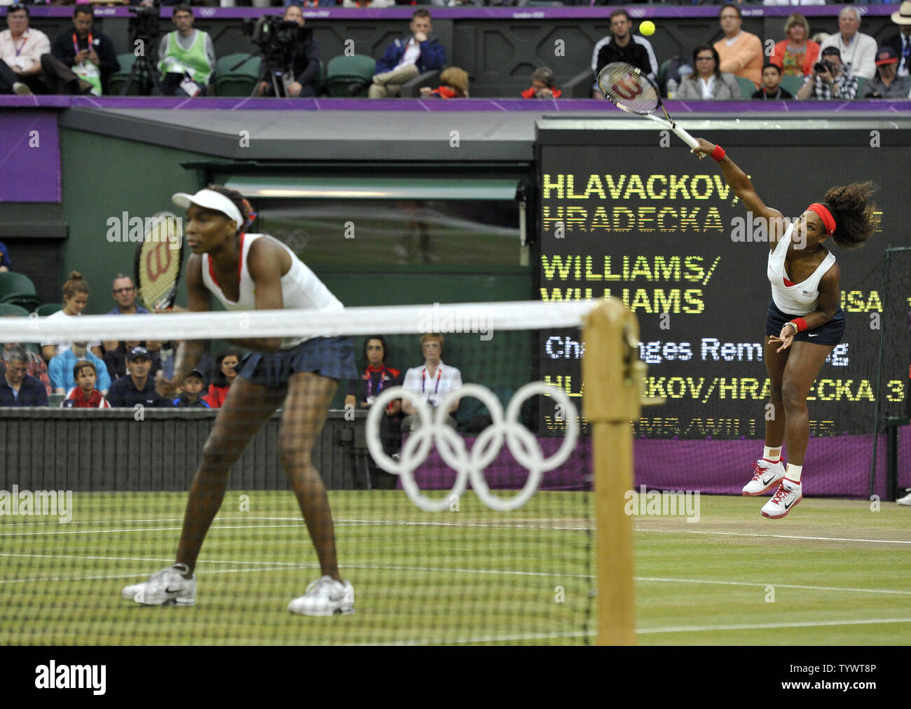 Serena Williams aus den Vereinigten Staaten (R) dient als ihre Schwester Venus für eine Rückkehr gegen Andrea Hlavackova und Lucie Hradecka der tschechischen Republik während der Frauen verdoppelt Goldmedaille Tennis Match an den Olympischen Spielen 2012 in London wird fertig, am 5. August in Wimbledon, London 2012. Die Williams Schwestern besiegt und Hlavackova Hradecka 6-4, 6-4, um die Goldmedaille zu gewinnen. UPI/Brian Kersey Stockfoto