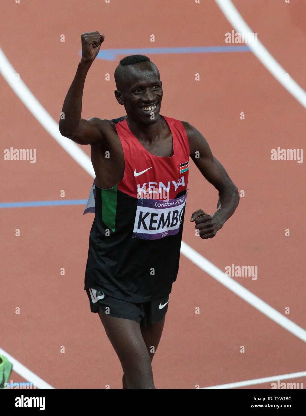 Kenias Ezekiel Kemboi hebt seinen Arm in den Sieg im Finale der 3000 Meter Hindernislauf am dritten Tag der Leichtathletik im Olympischen Stadion bei den Olympischen Sommerspielen 2012 in London am 5. August 2012 in London. UPI/Hugo Philpott Stockfoto