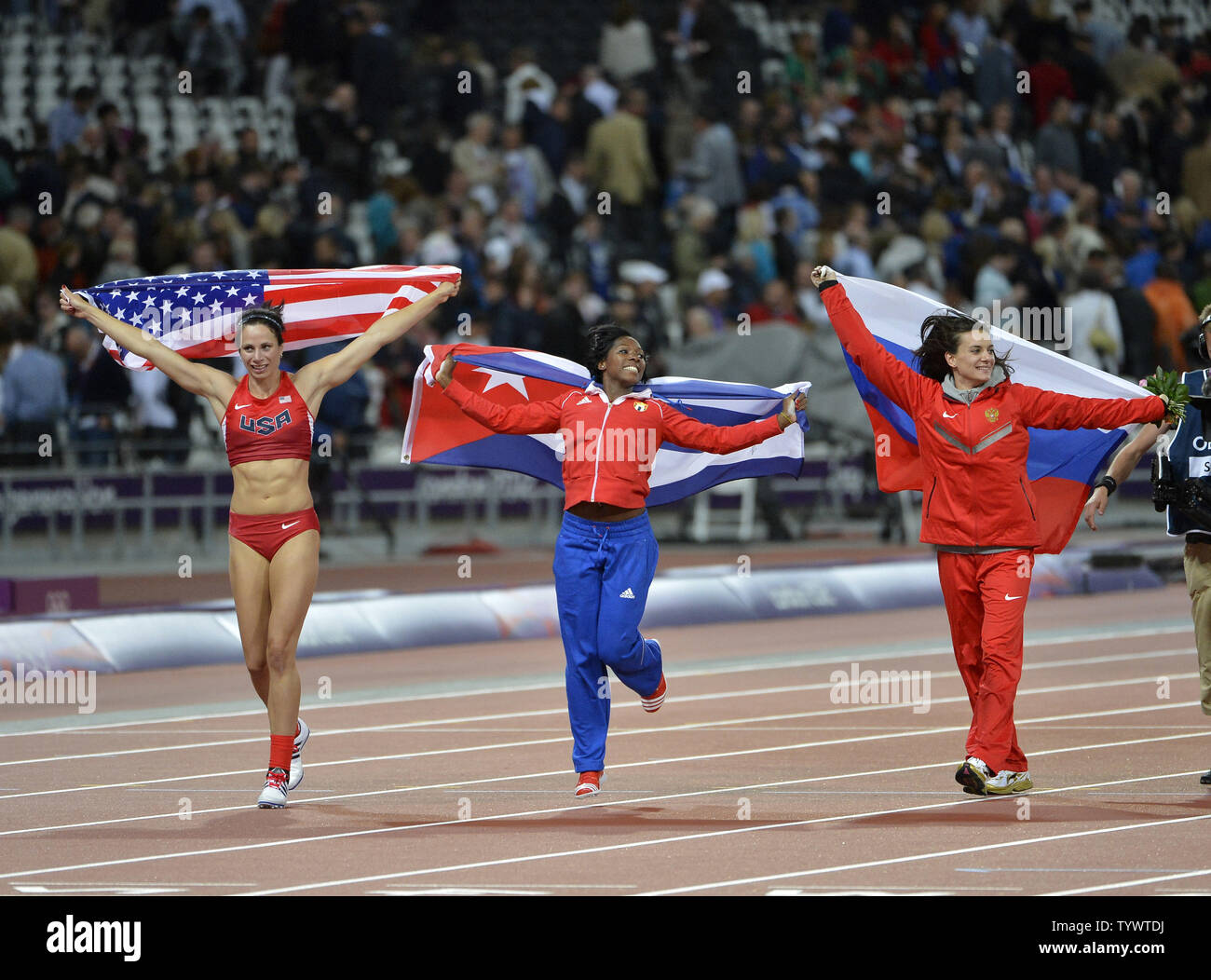 Goldmedaillenträger Jennifer Suhr der Vereinigten Staaten (L-R), Silbermedaillengewinner Yarisley Silva von Kuba und Bronzemedallist Elena Isinbaeva von Russland eine Ehrenrunde nach den drei Medaillen im Stabhochsprung der Frauen Finale bei den Olympischen Spielen 2012 in London am 6. August in Stratford, London 2012 gewonnen. UPI/Brian Kersey Stockfoto